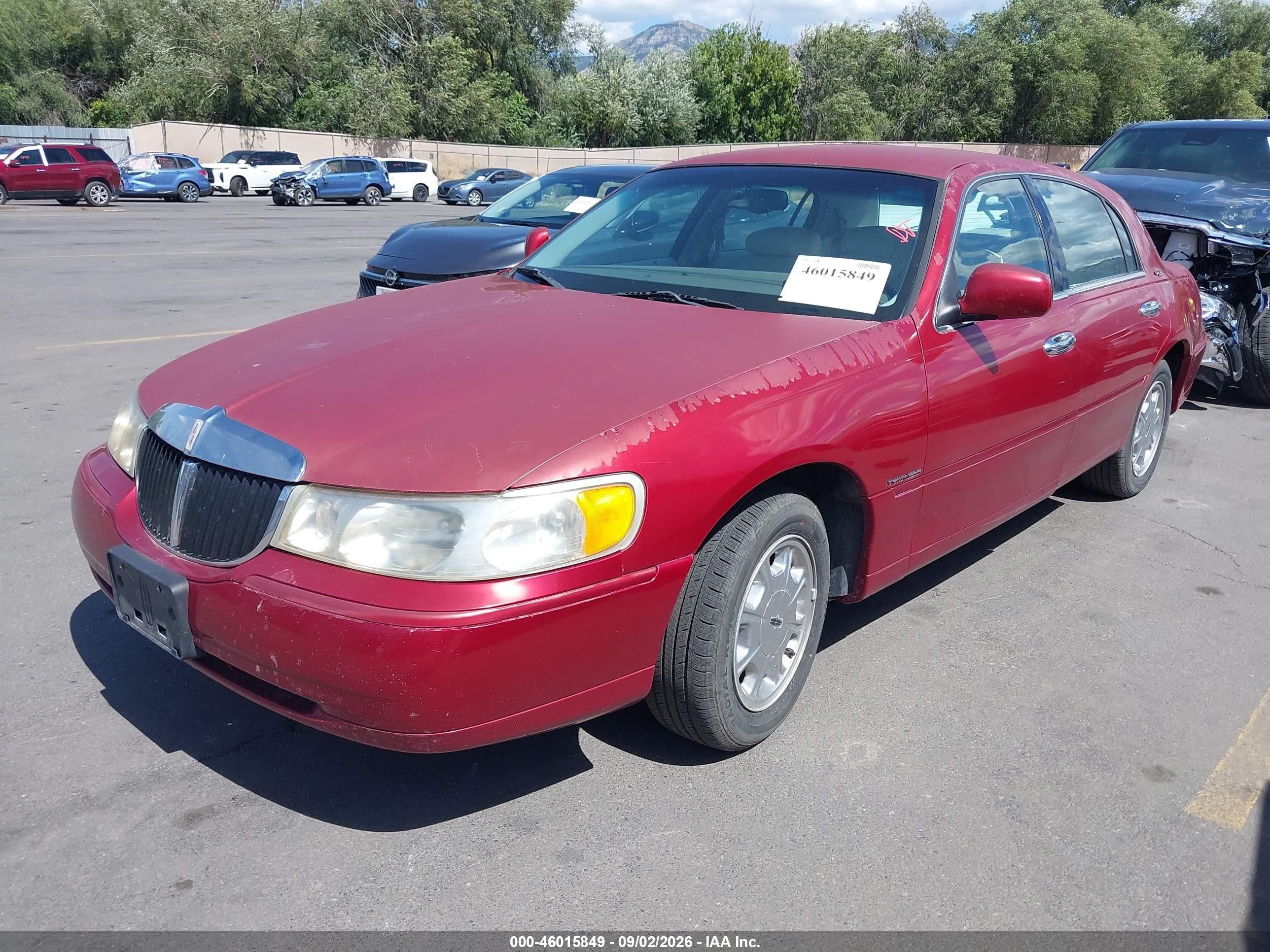 1999 Lincoln Town Car Signature Red vin: 1LNHM82W8XY619086