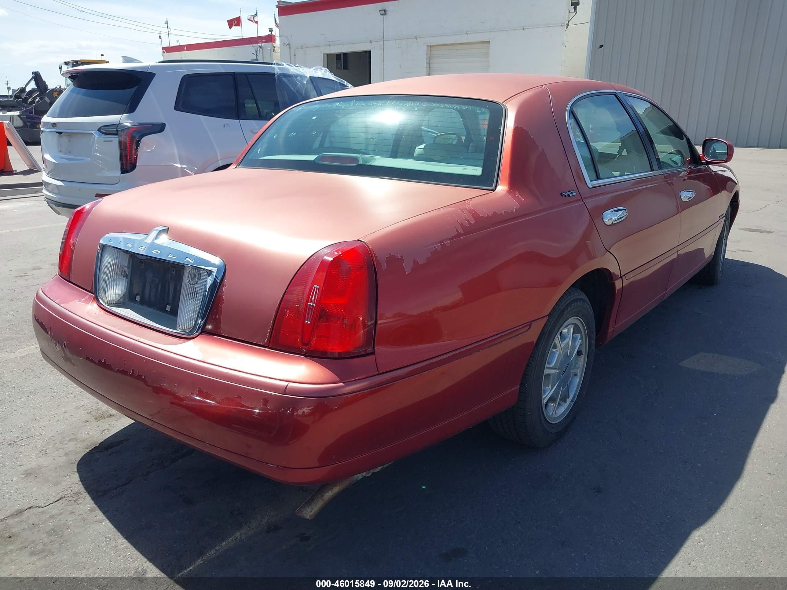 1999 Lincoln Town Car Signature Red vin: 1LNHM82W8XY619086