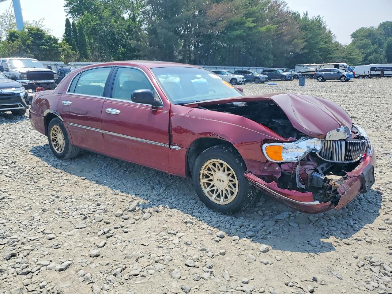 1999 Lincoln Town Car Signature Burgundy vin: 1LNHM82W8XY675402