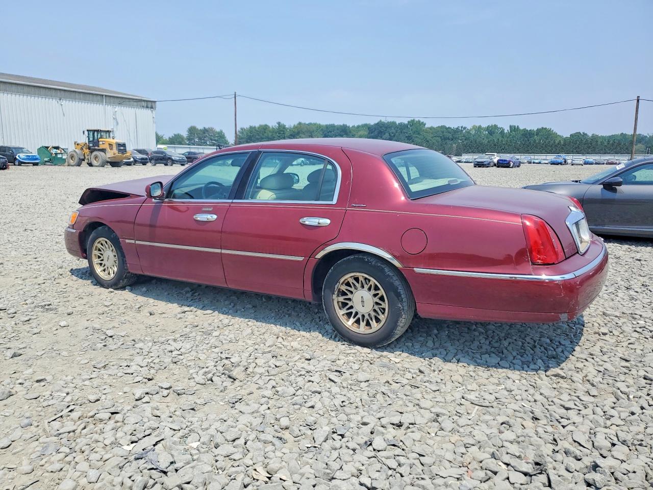 1999 Lincoln Town Car Signature Burgundy vin: 1LNHM82W8XY675402