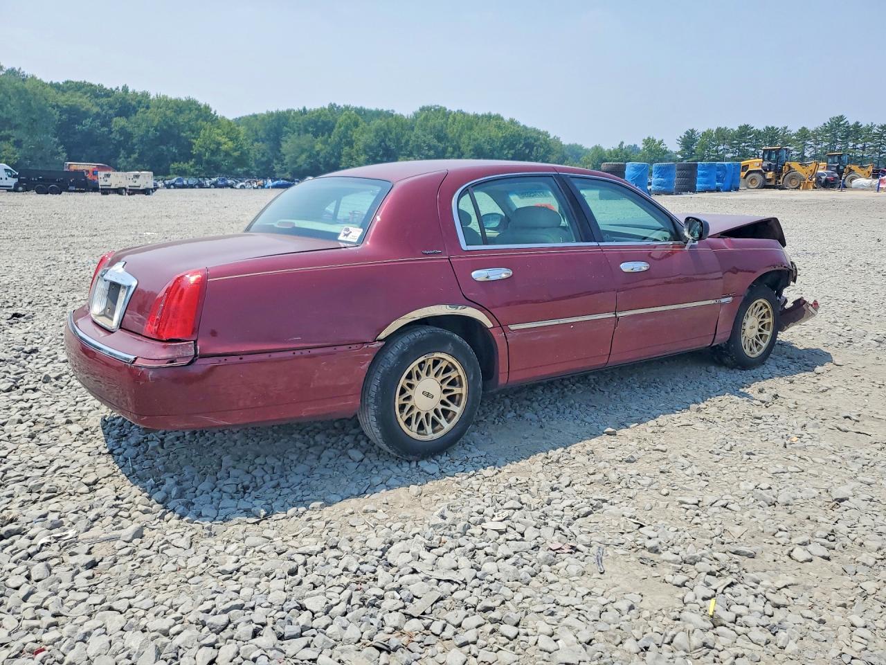 1999 Lincoln Town Car Signature Burgundy vin: 1LNHM82W8XY675402