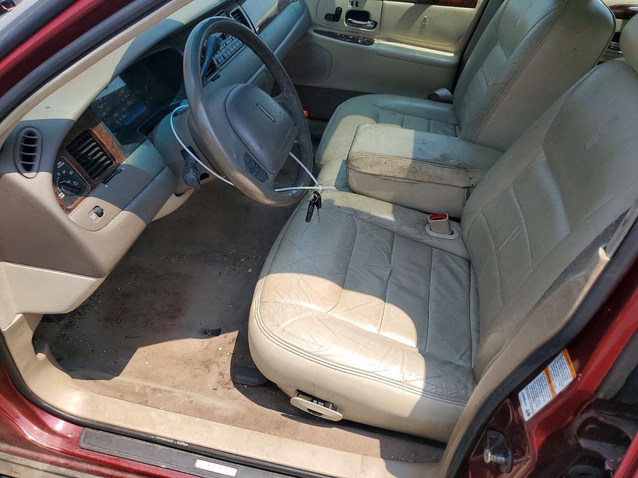 1999 Lincoln Town Car Signature Burgundy vin: 1LNHM82W8XY675402