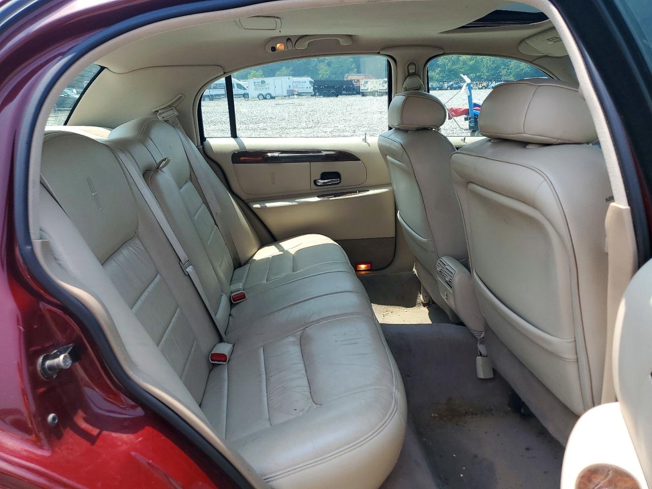 1999 Lincoln Town Car Signature Burgundy vin: 1LNHM82W8XY675402