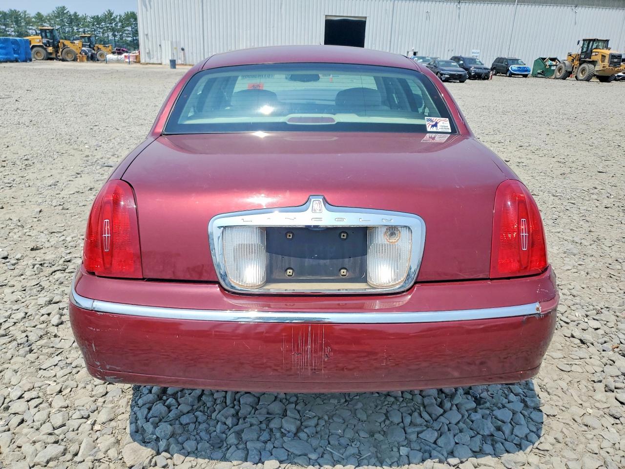 1999 Lincoln Town Car Signature Burgundy vin: 1LNHM82W8XY675402
