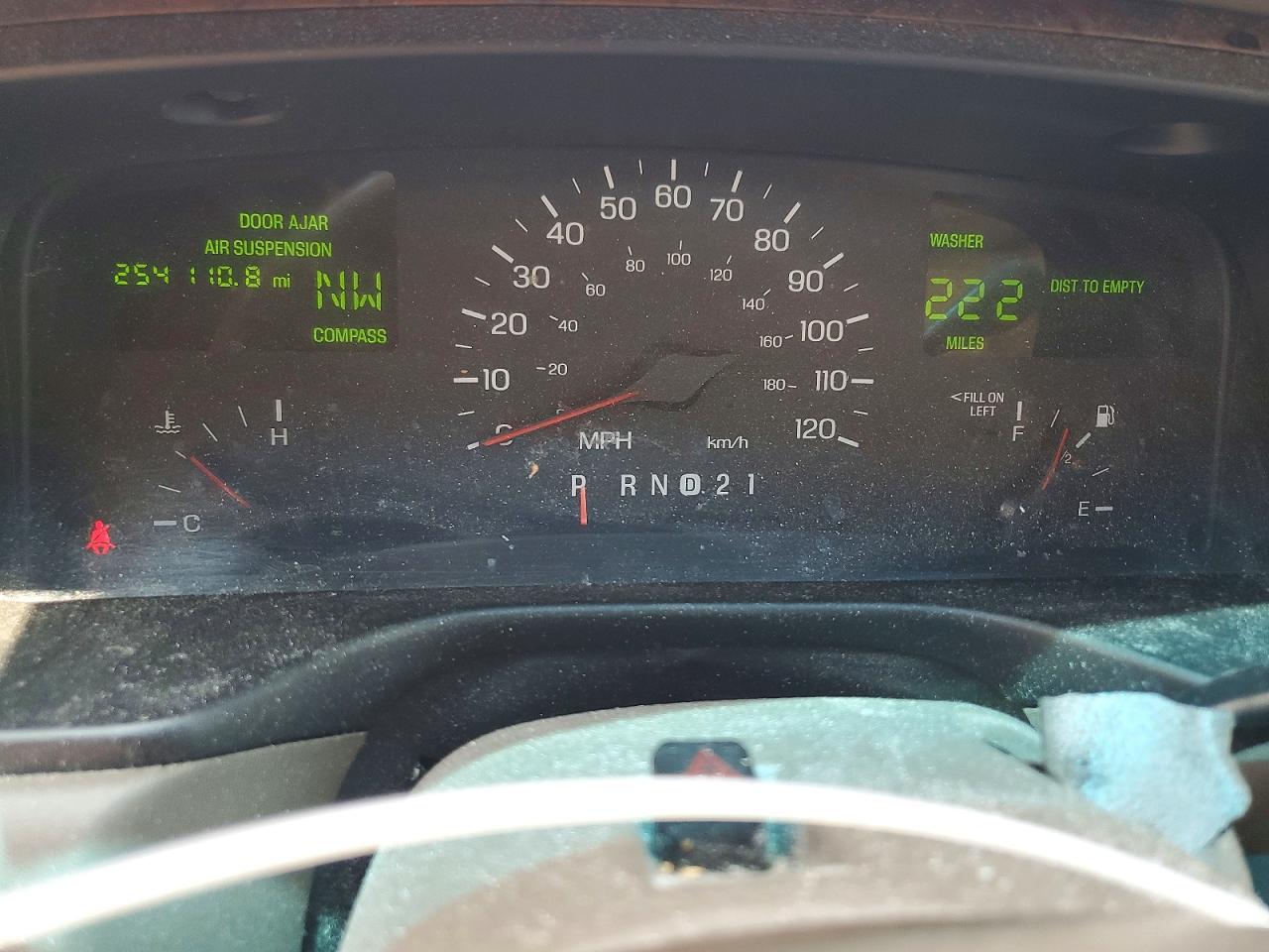 1999 Lincoln Town Car Signature Burgundy vin: 1LNHM82W8XY675402