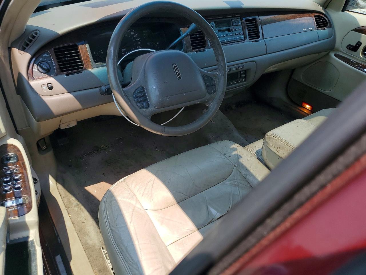 1999 Lincoln Town Car Signature Burgundy vin: 1LNHM82W8XY675402