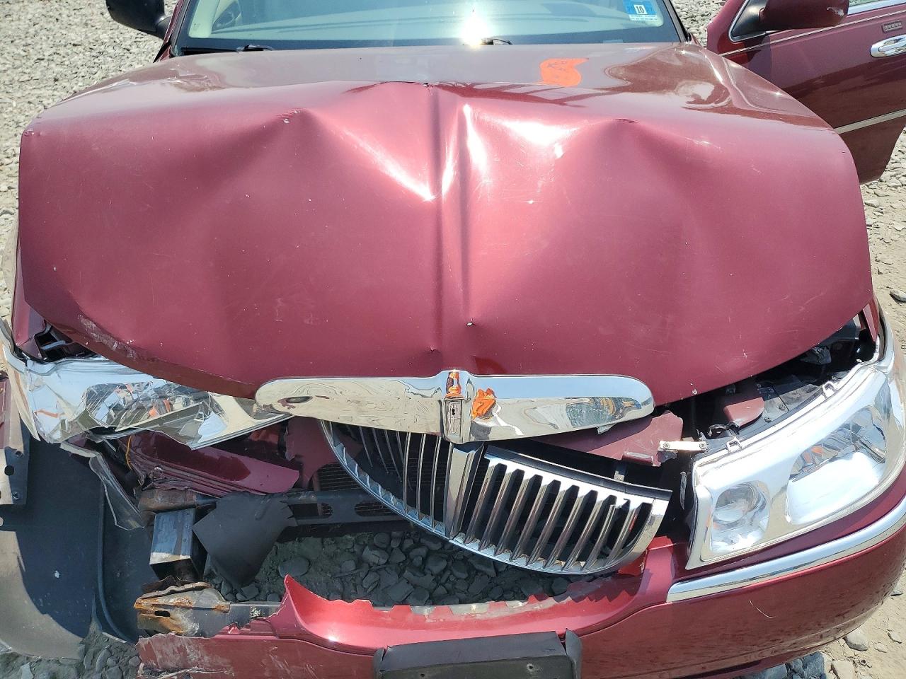 1999 Lincoln Town Car Signature Burgundy vin: 1LNHM82W8XY675402