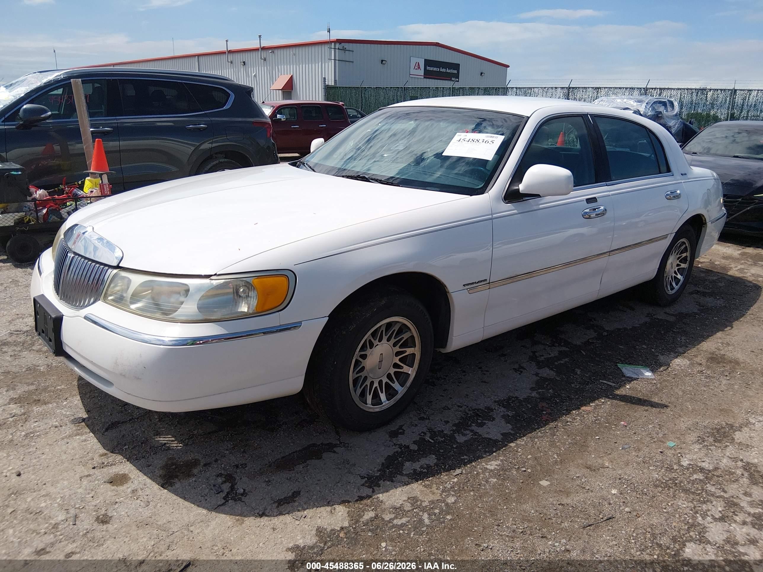 2000 Lincoln Town Car Signature White vin: 1LNHM82W8YY827390
