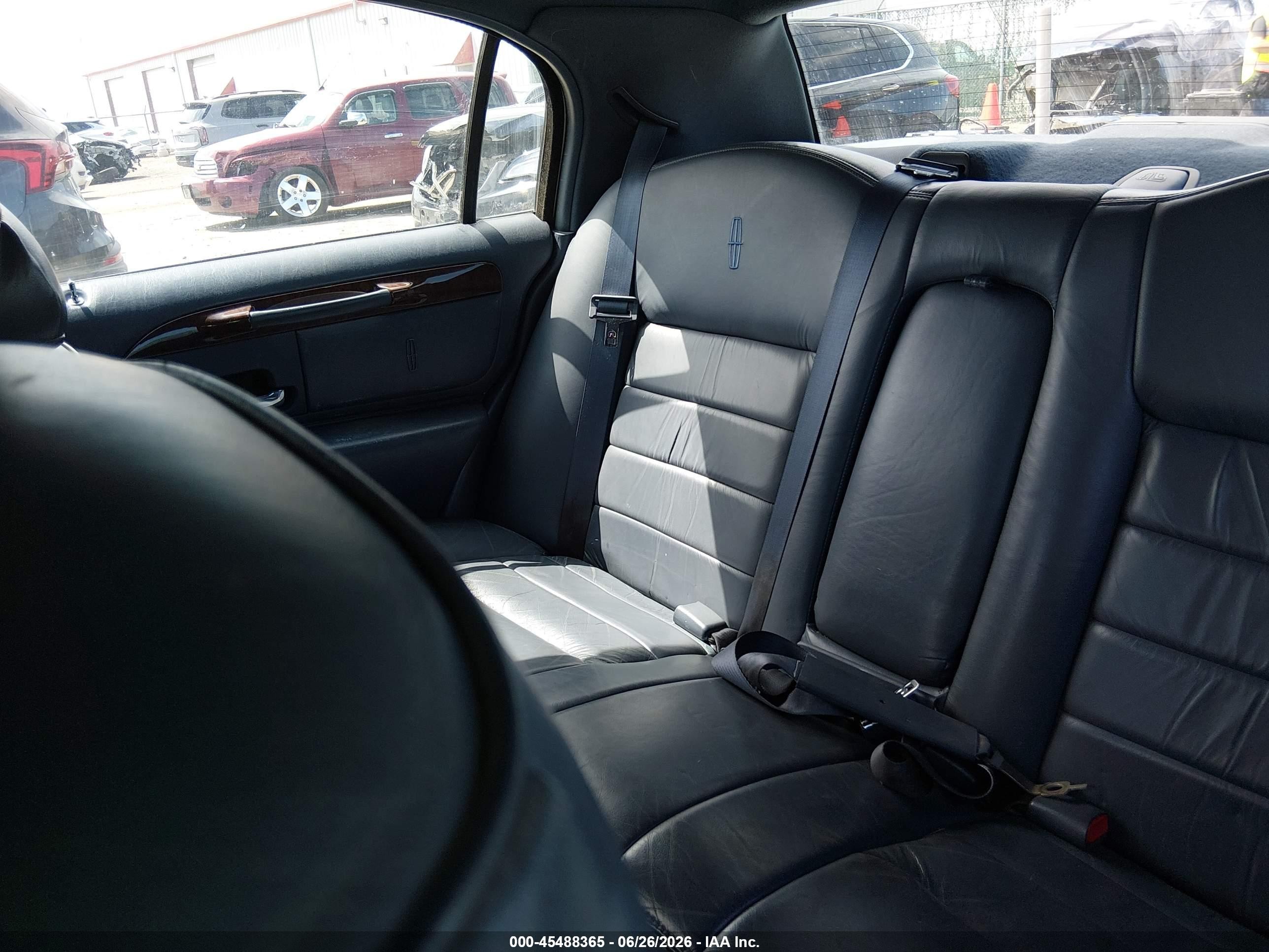 2000 Lincoln Town Car Signature White vin: 1LNHM82W8YY827390