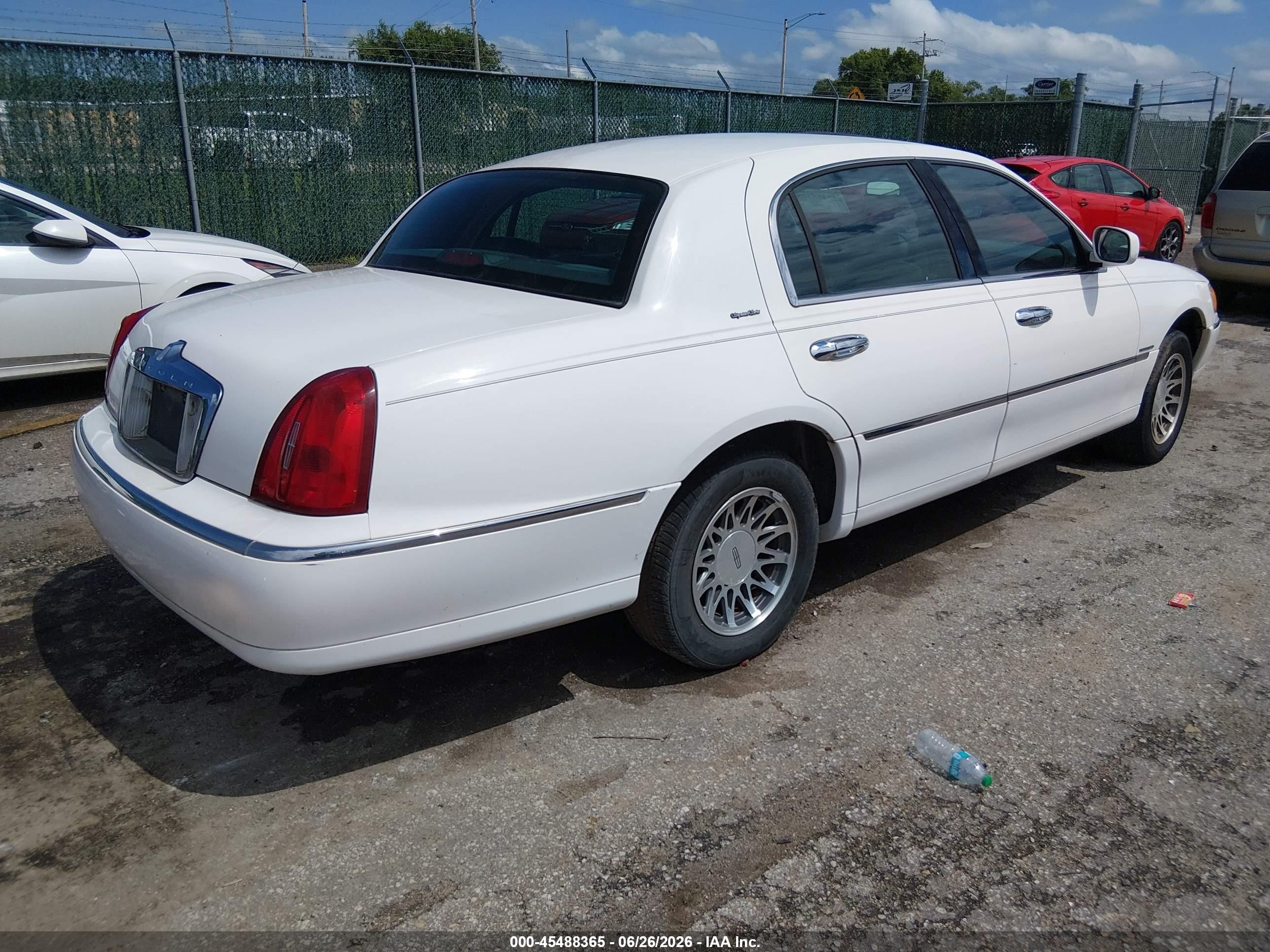2000 Lincoln Town Car Signature White vin: 1LNHM82W8YY827390