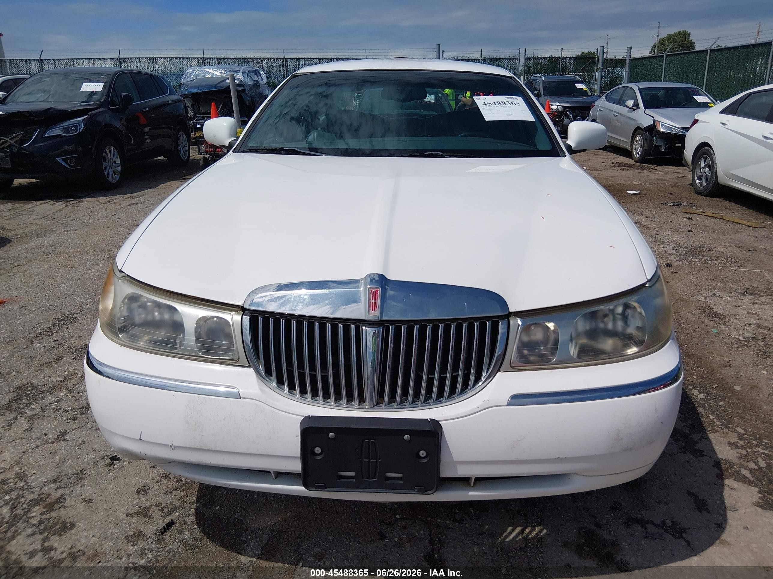 2000 Lincoln Town Car Signature White vin: 1LNHM82W8YY827390