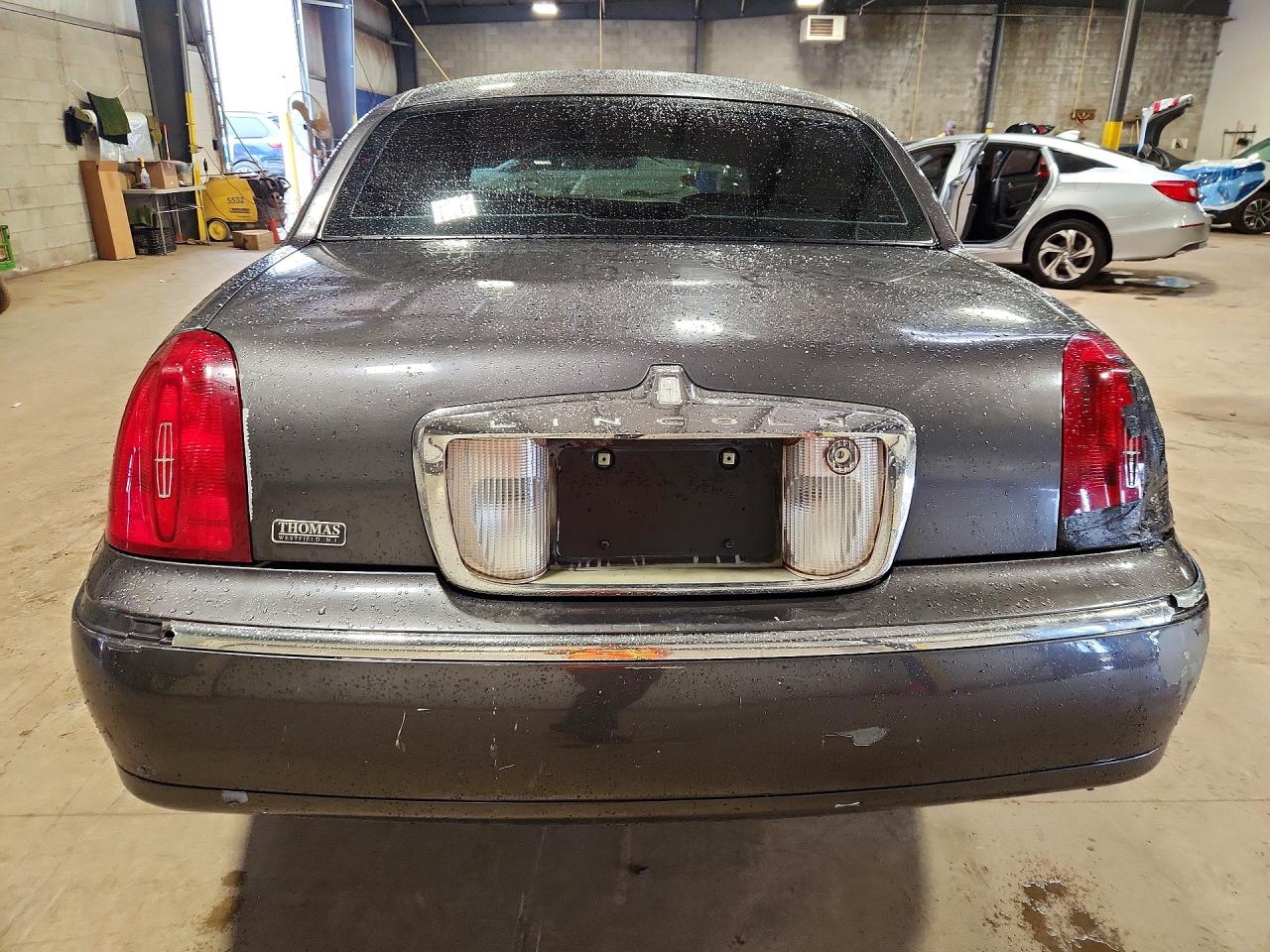 2000 Lincoln Town Car Signature Charcoal vin: 1LNHM82W8YY857876