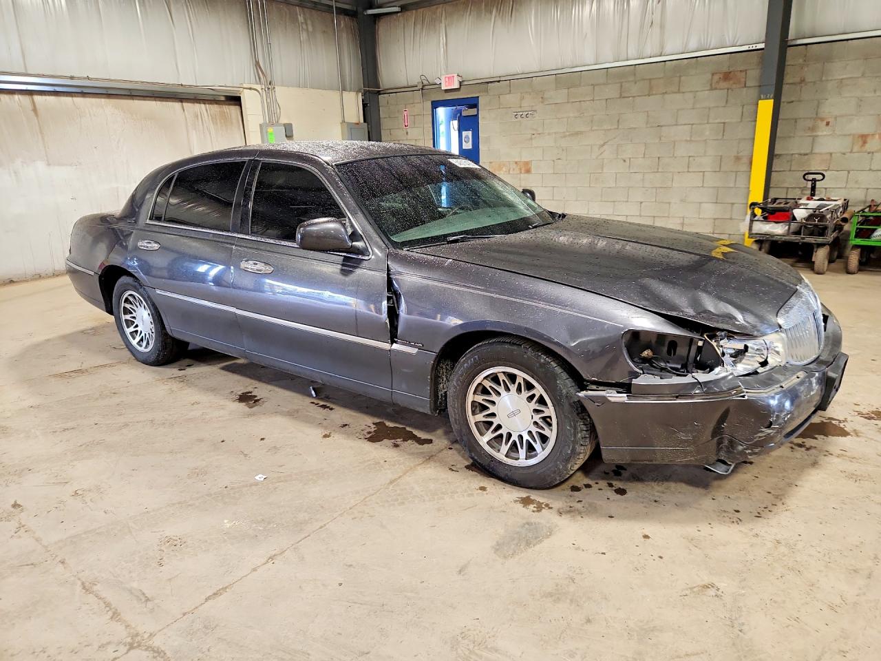2000 Lincoln Town Car Signature Charcoal vin: 1LNHM82W8YY857876