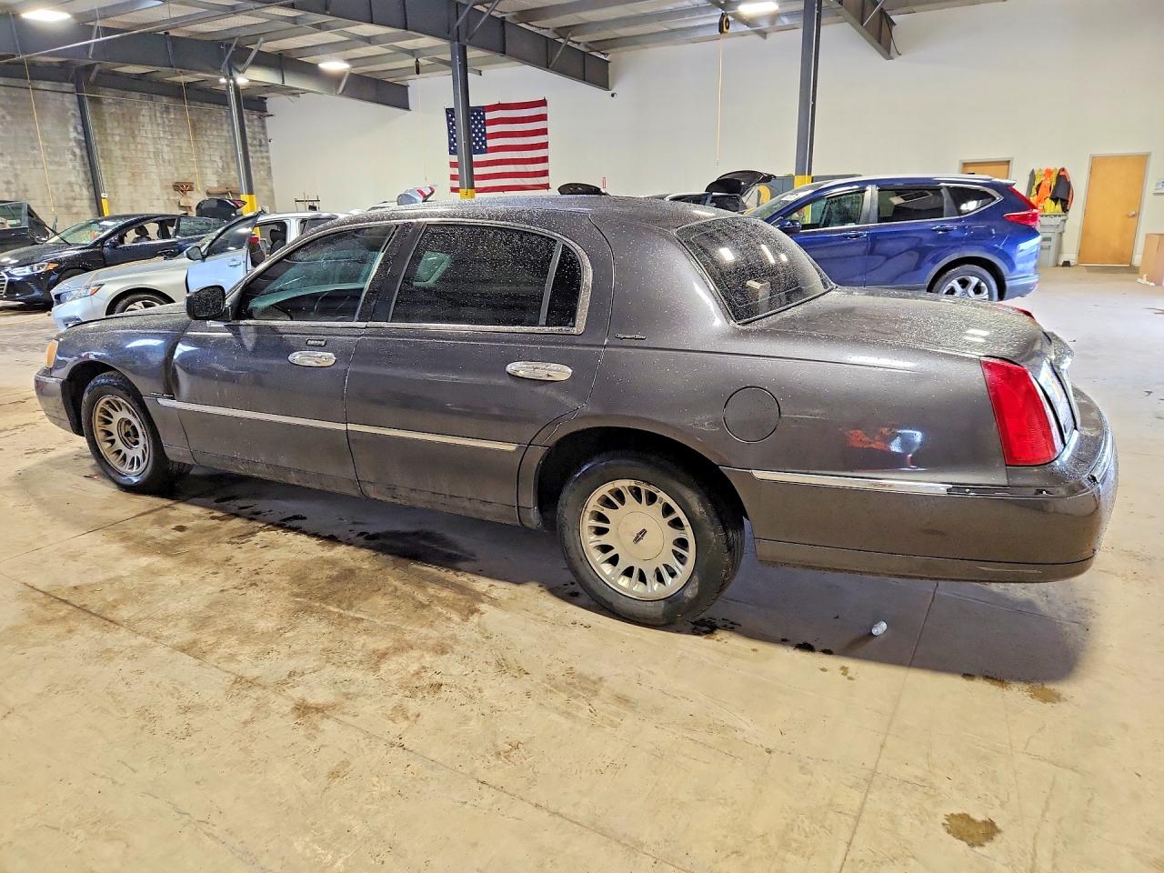 2000 Lincoln Town Car Signature Charcoal vin: 1LNHM82W8YY857876
