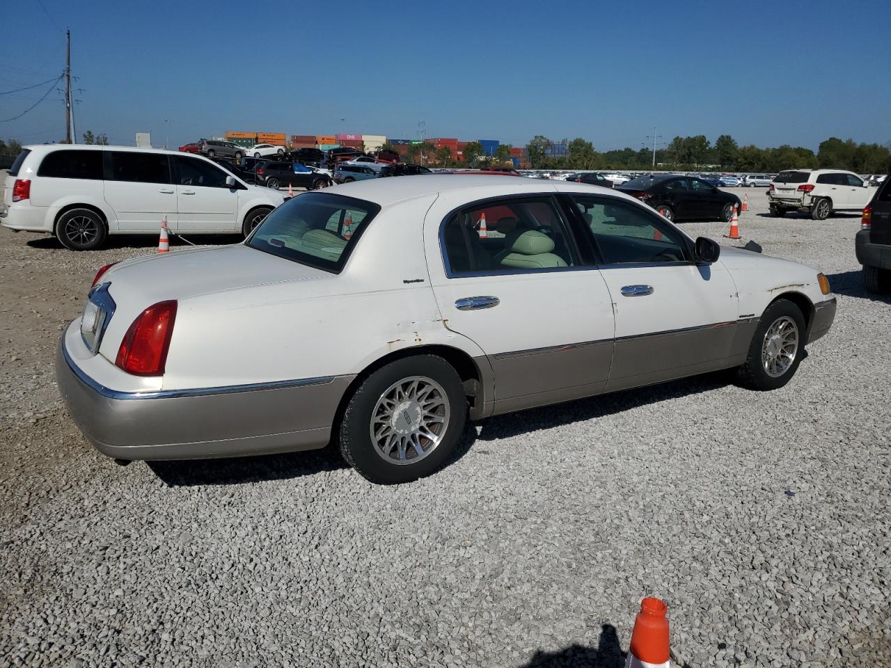 2000 Lincoln Town Car Signature White vin: 1LNHM82W8YY878050