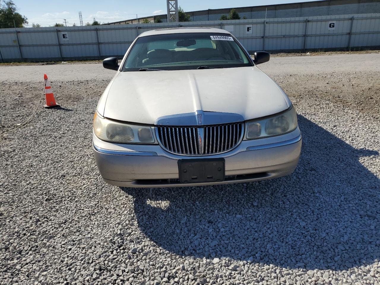 2000 Lincoln Town Car Signature White vin: 1LNHM82W8YY878050