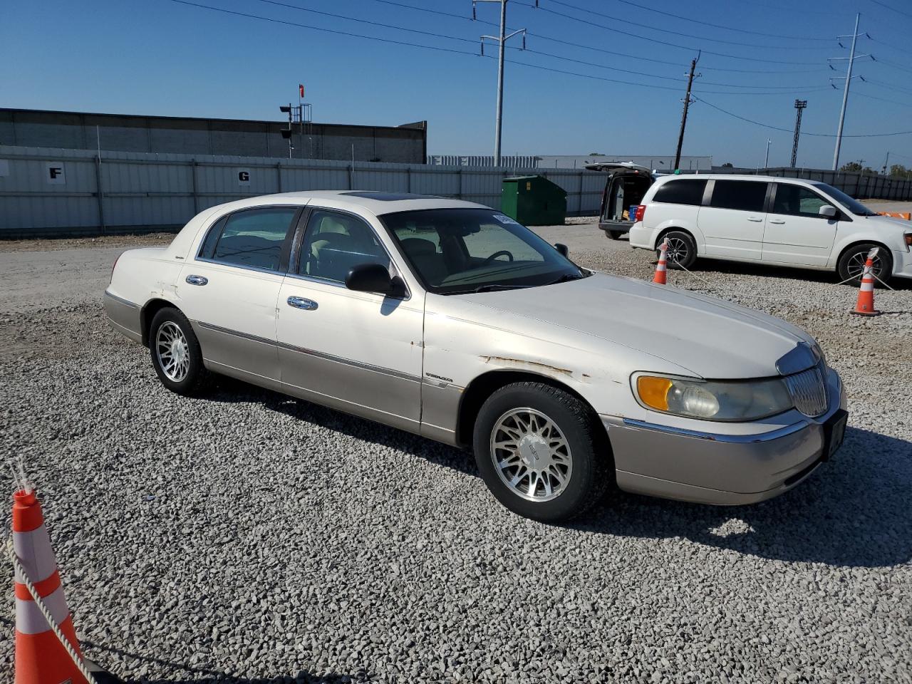 2000 Lincoln Town Car Signature White vin: 1LNHM82W8YY878050