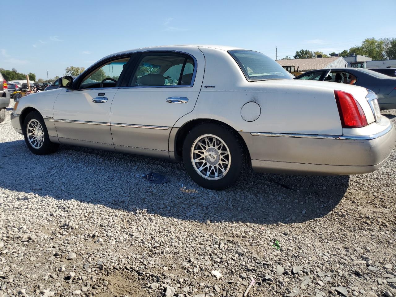2000 Lincoln Town Car Signature White vin: 1LNHM82W8YY878050
