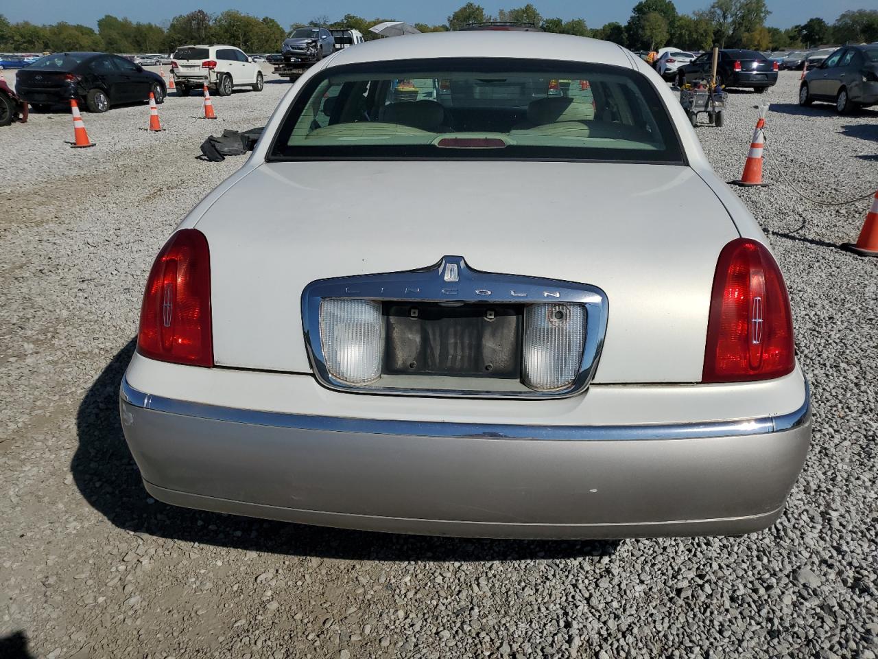 2000 Lincoln Town Car Signature White vin: 1LNHM82W8YY878050