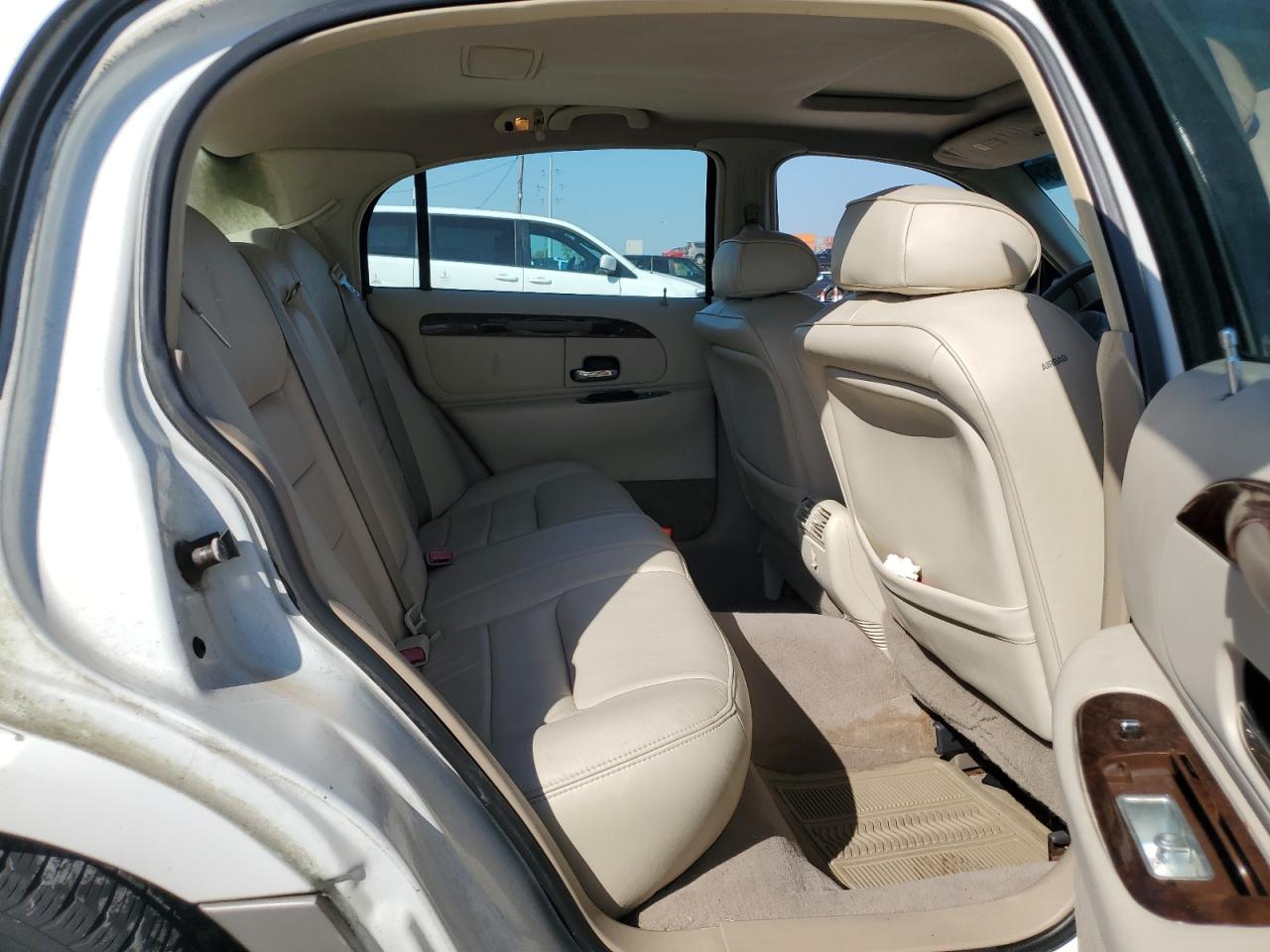 2000 Lincoln Town Car Signature White vin: 1LNHM82W8YY878050