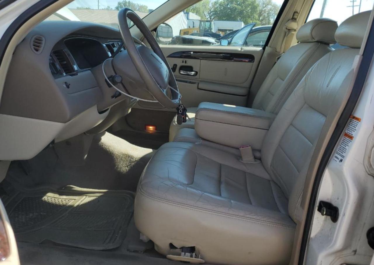 2000 Lincoln Town Car Signature White vin: 1LNHM82W8YY878050