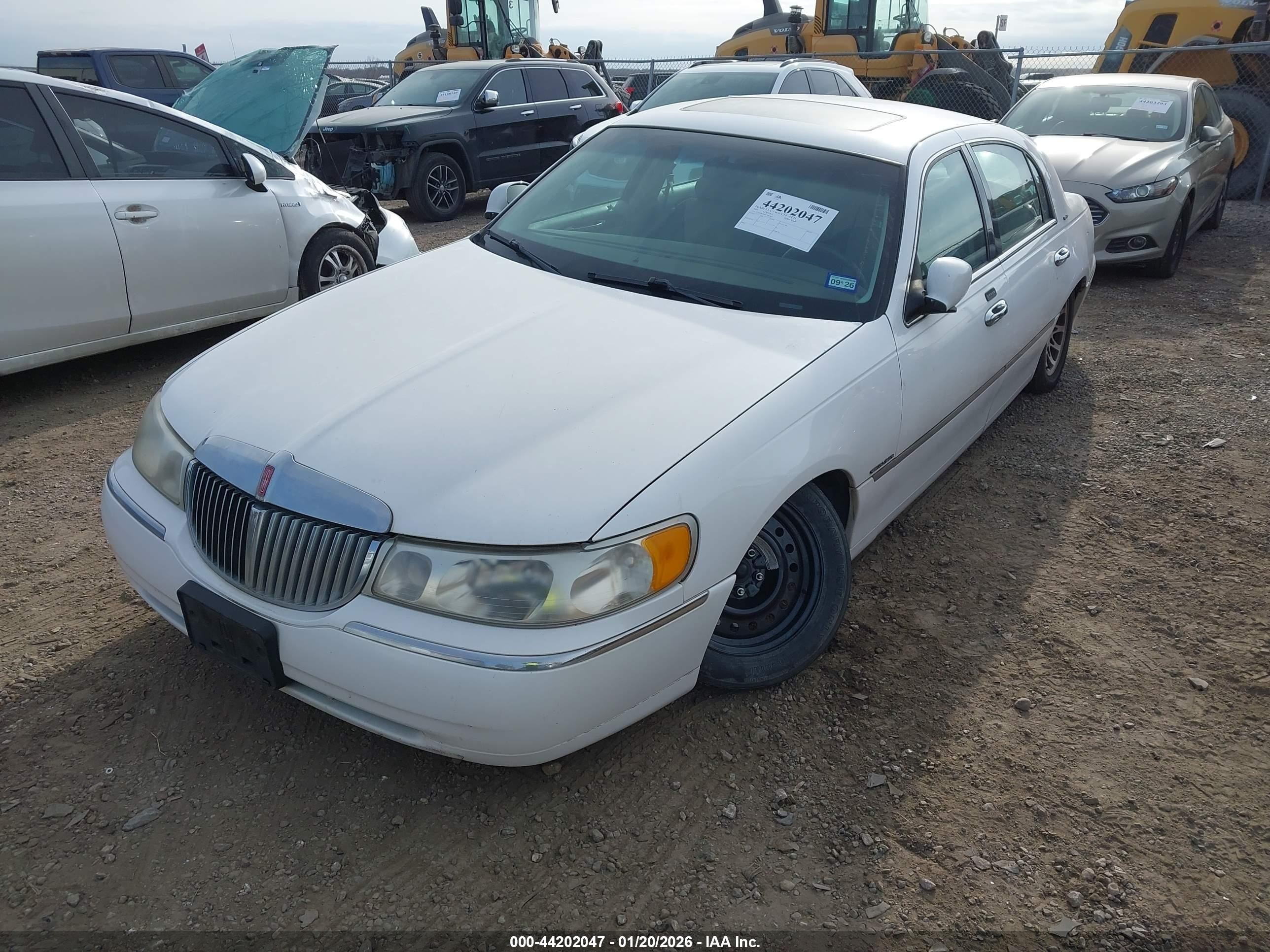 2000 Lincoln Town Car Signature White vin: 1LNHM82W8YY901892