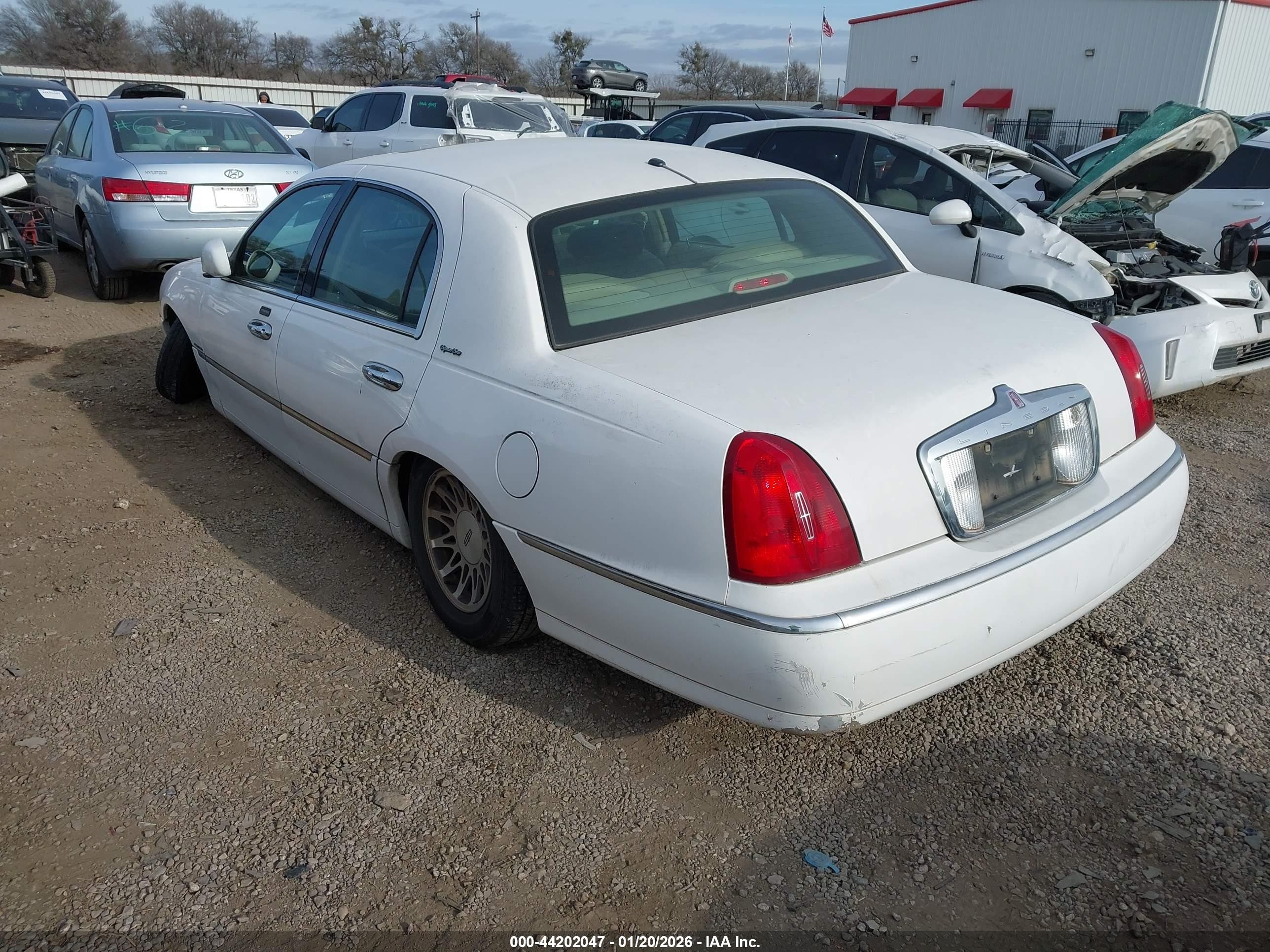 2000 Lincoln Town Car Signature White vin: 1LNHM82W8YY901892