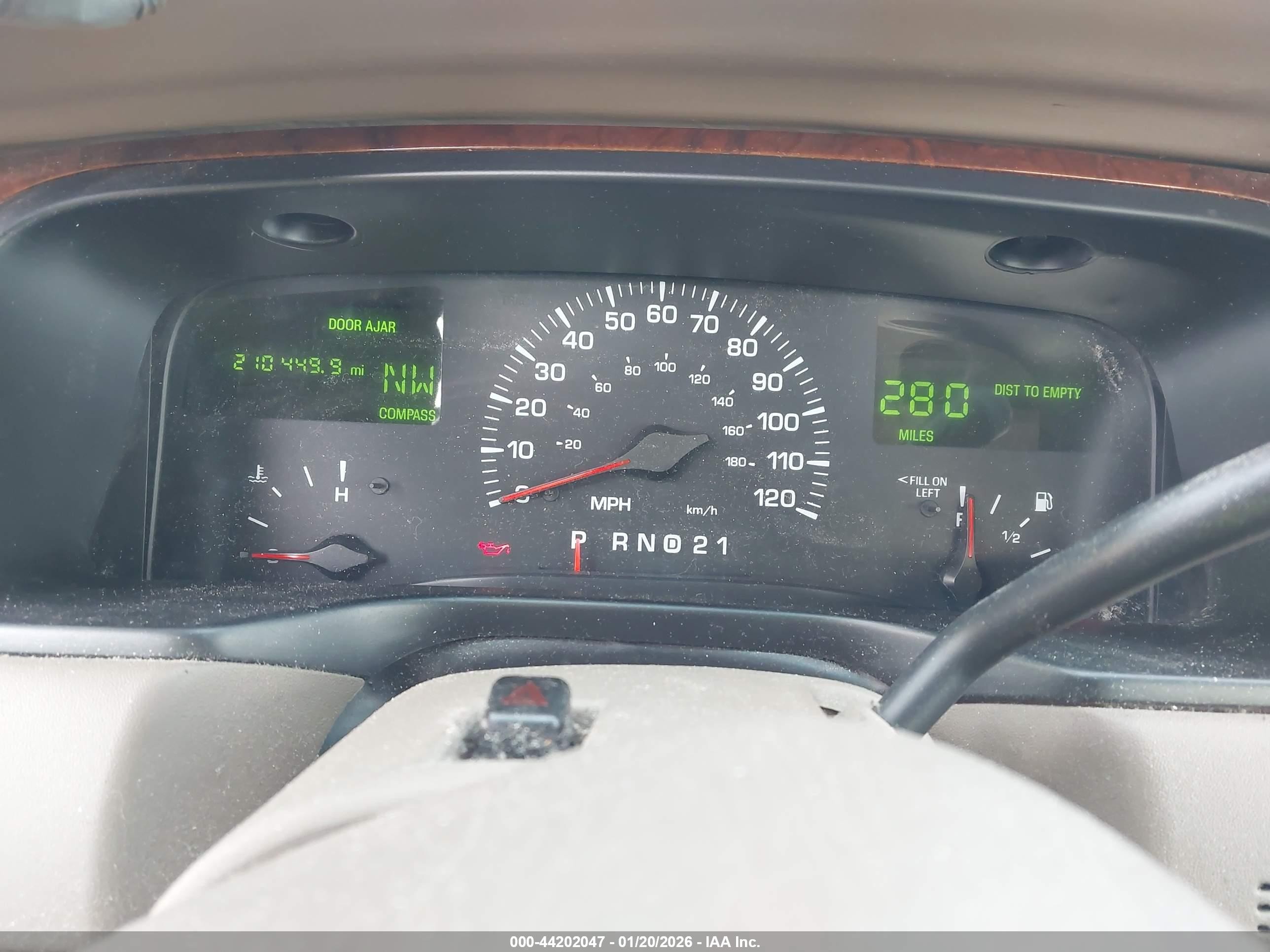 2000 Lincoln Town Car Signature White vin: 1LNHM82W8YY901892