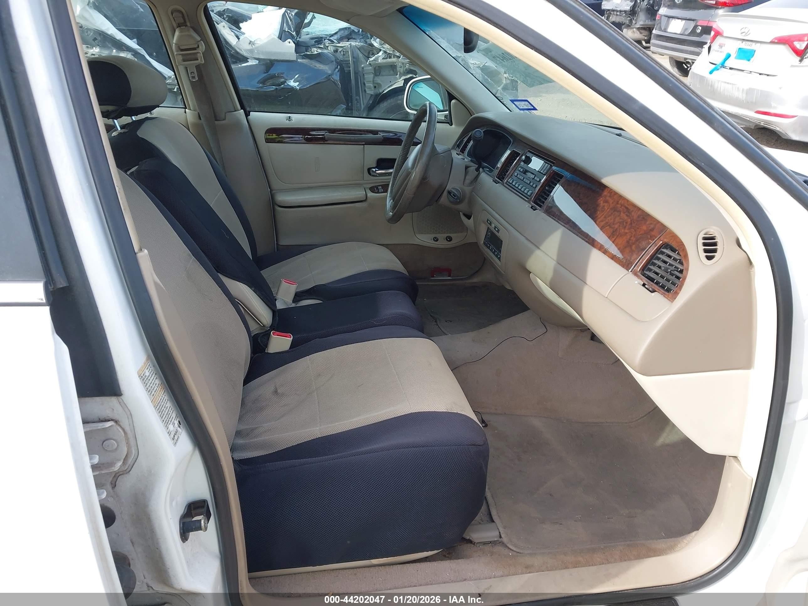 2000 Lincoln Town Car Signature White vin: 1LNHM82W8YY901892