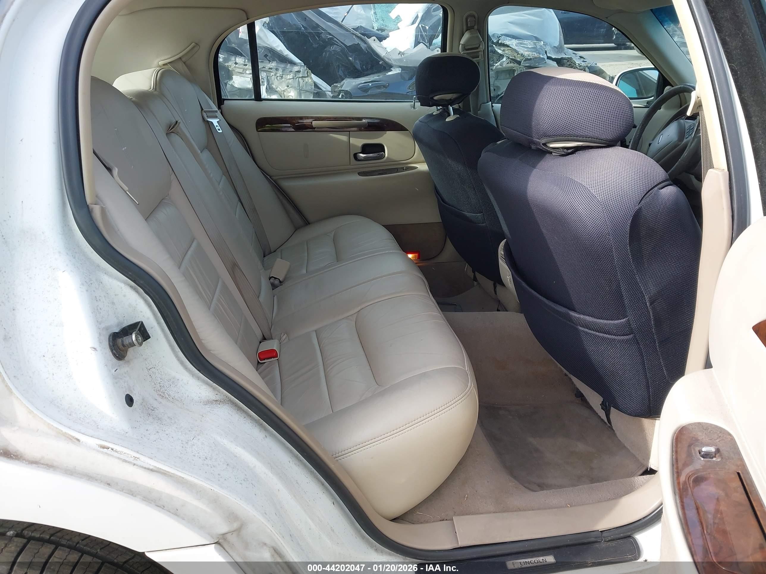 2000 Lincoln Town Car Signature White vin: 1LNHM82W8YY901892
