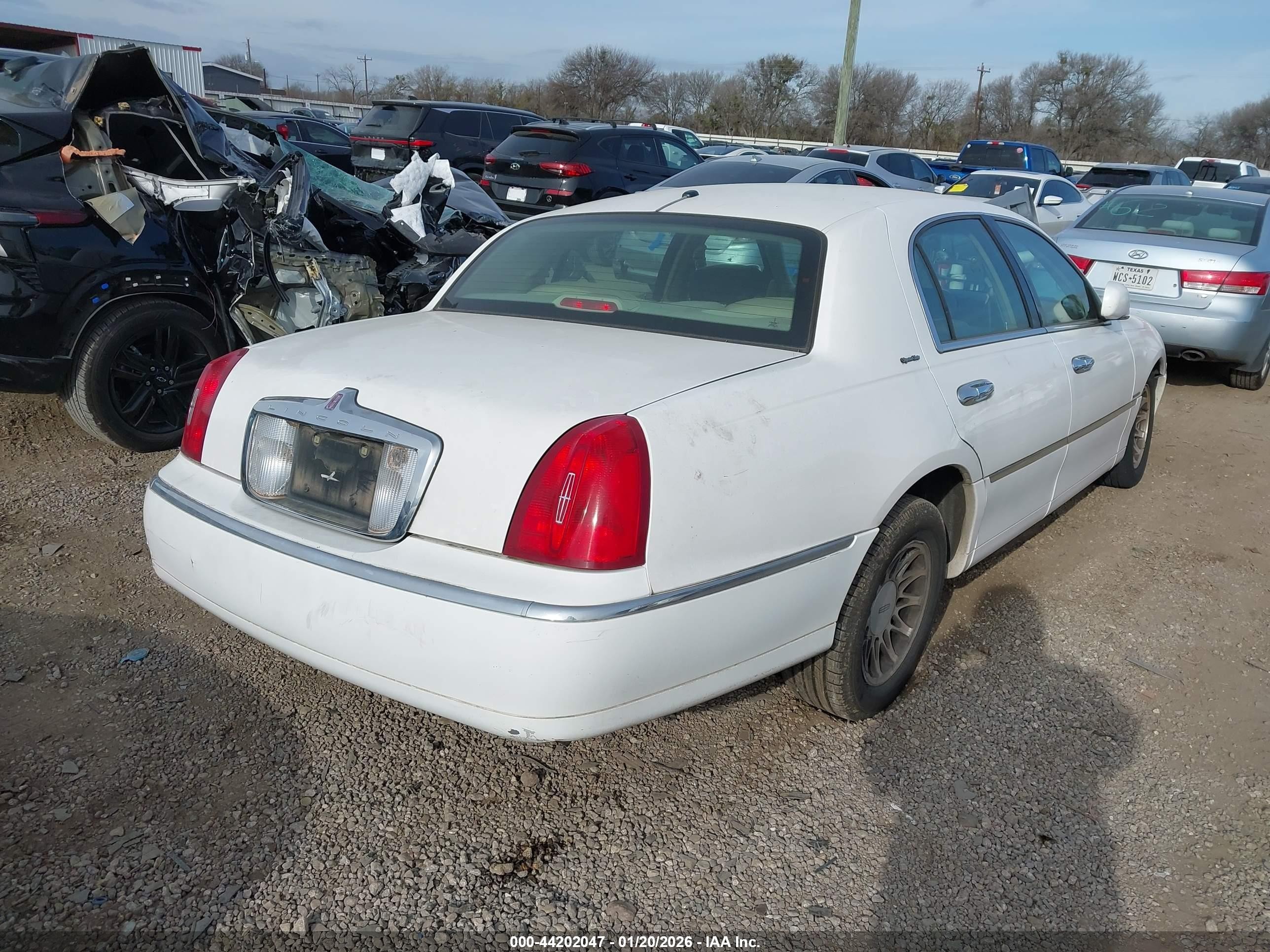 2000 Lincoln Town Car Signature White vin: 1LNHM82W8YY901892