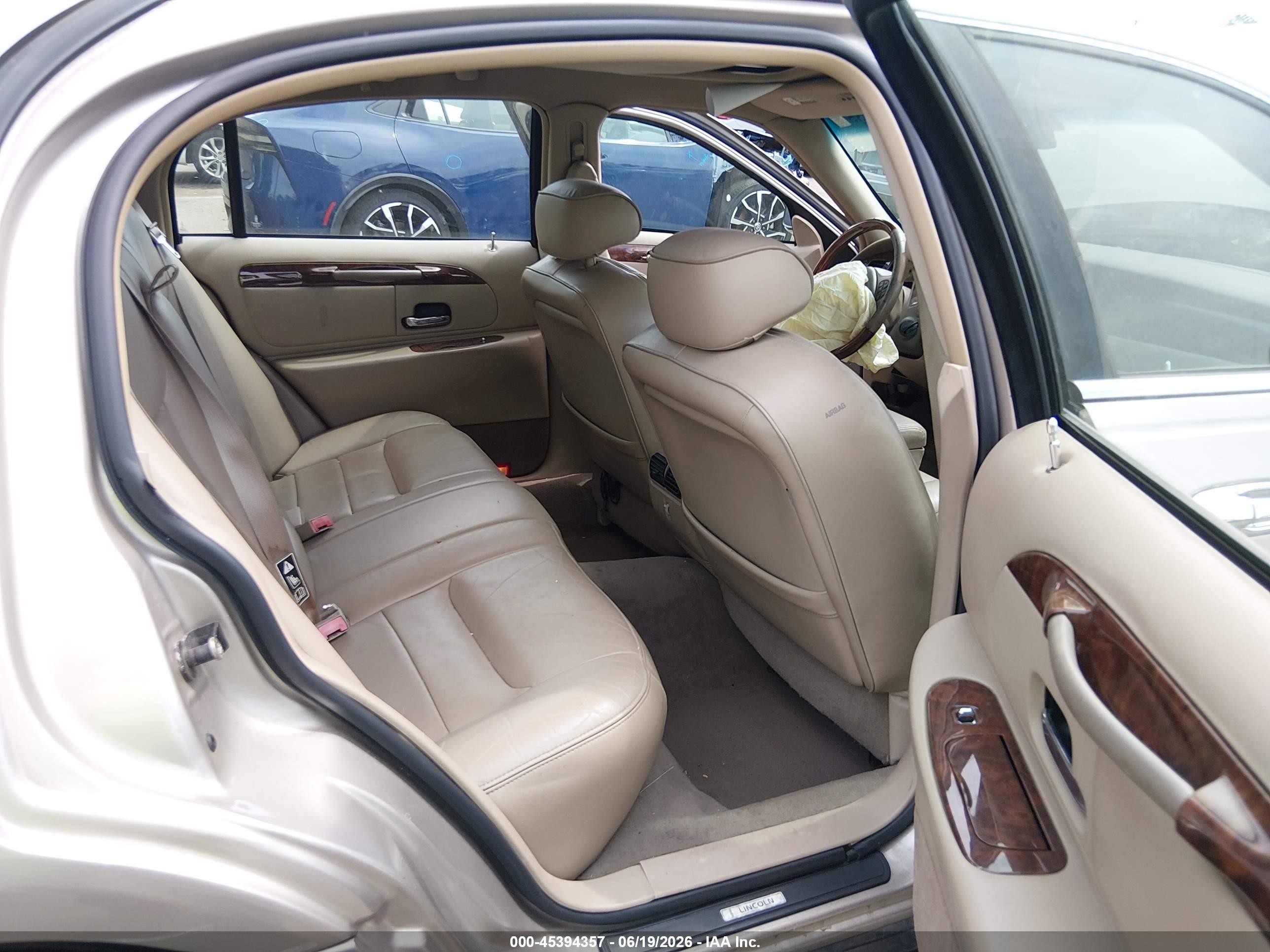 2002 Lincoln Town Car Signature Бежевый vin: 1LNHM82W92Y666636