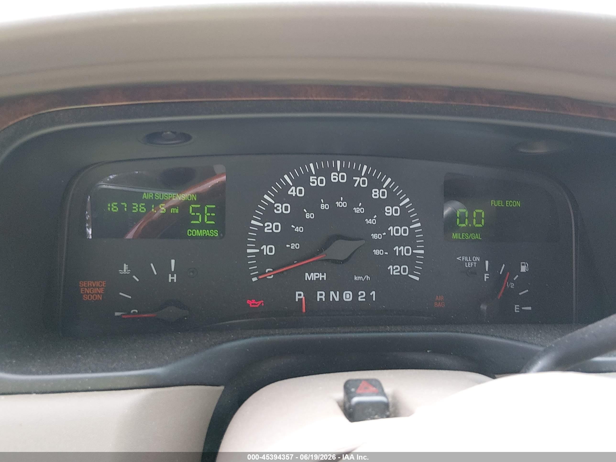 2002 Lincoln Town Car Signature Бежевый vin: 1LNHM82W92Y666636