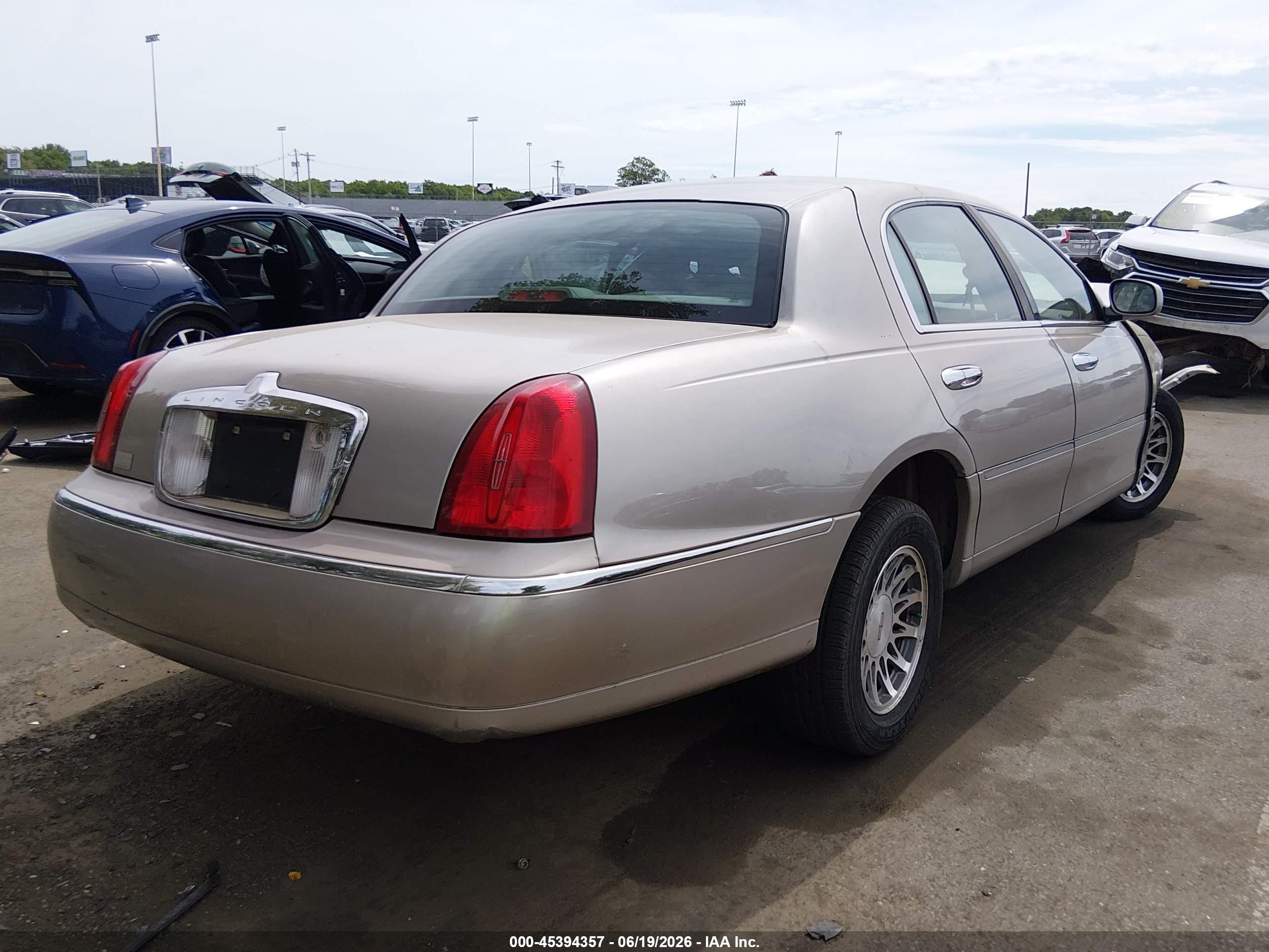 2002 Lincoln Town Car Signature Бежевый vin: 1LNHM82W92Y666636
