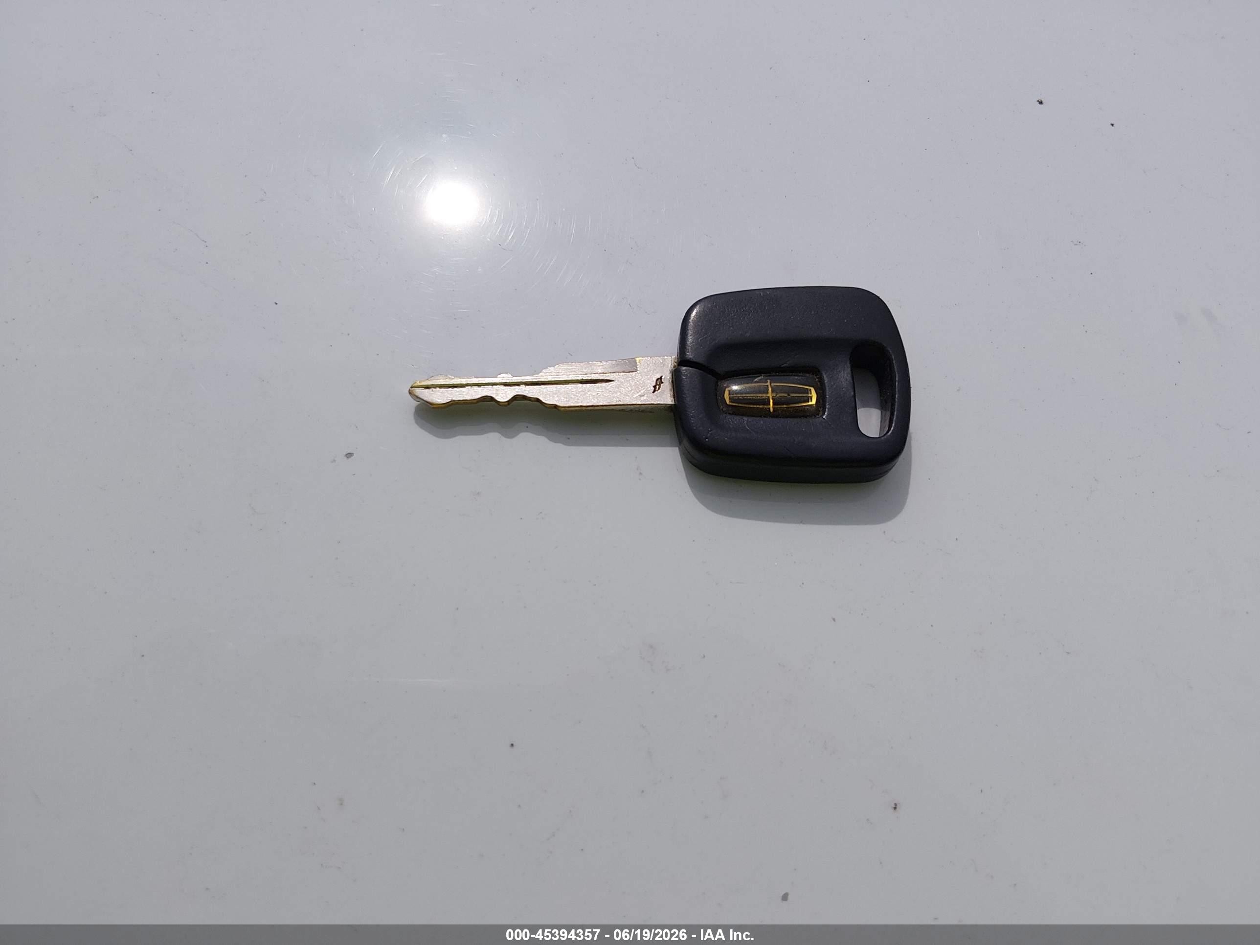 2002 Lincoln Town Car Signature Бежевый vin: 1LNHM82W92Y666636