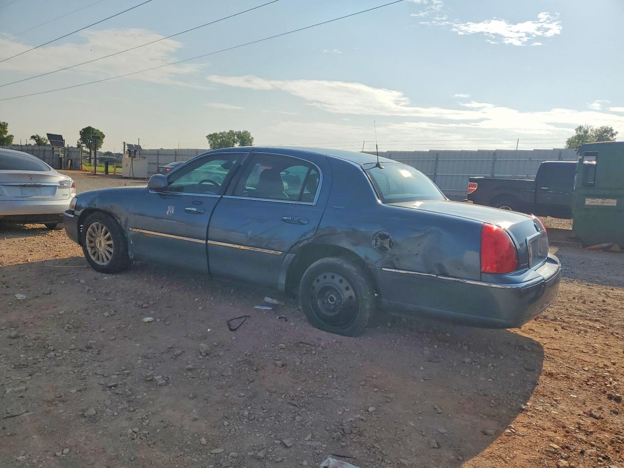 2003 Lincoln Town Car Signature Blue vin: 1LNHM82W93Y627658