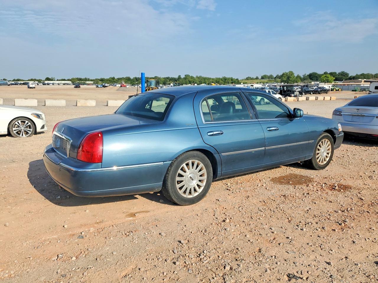 2003 Lincoln Town Car Signature Blue vin: 1LNHM82W93Y627658