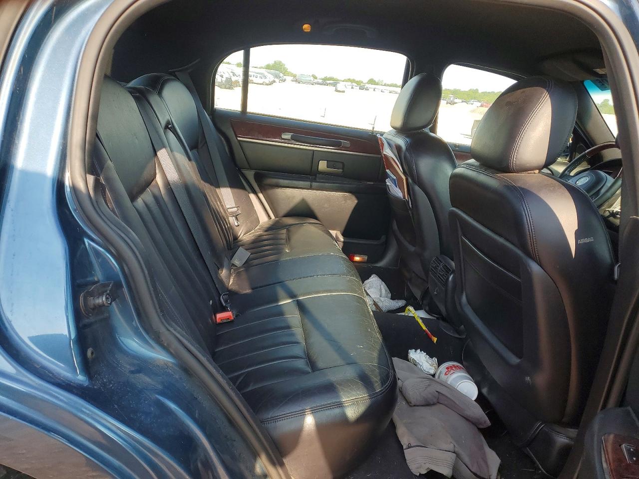 2003 Lincoln Town Car Signature Blue vin: 1LNHM82W93Y627658