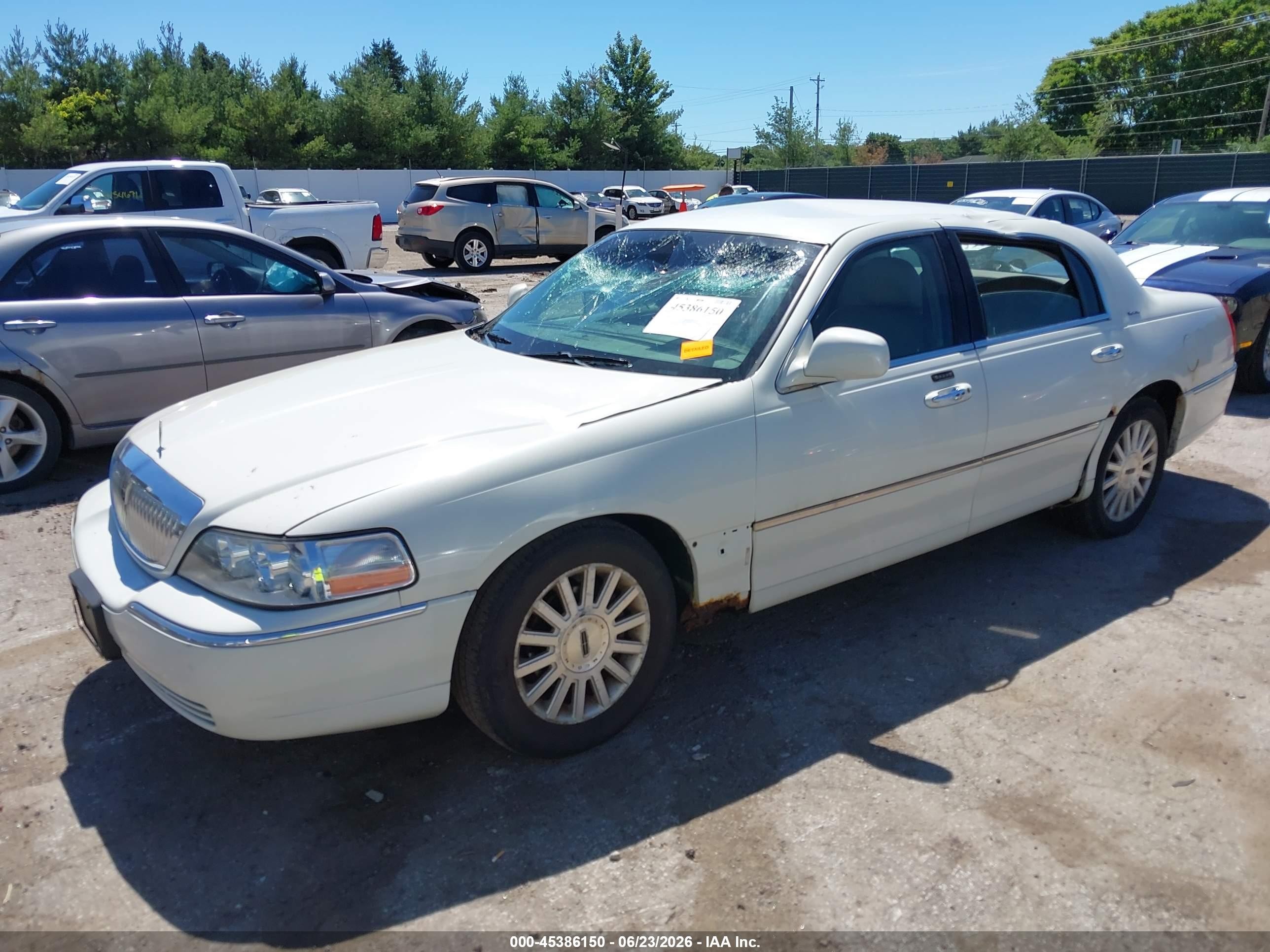 2003 Lincoln Town Car Signature Cream vin: 1LNHM82W93Y653371