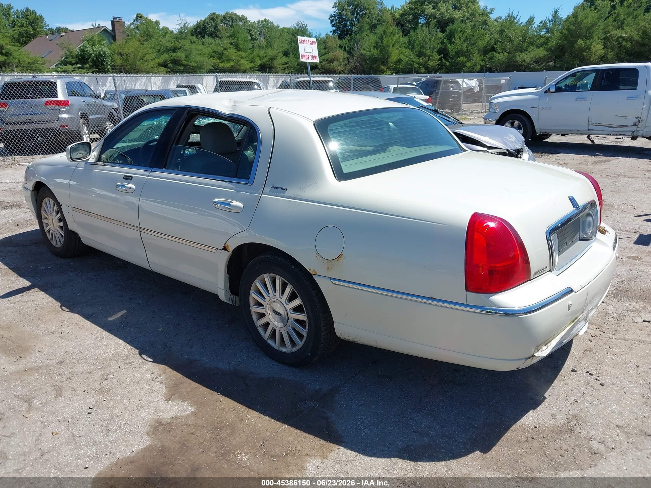 2003 Lincoln Town Car Signature Cream vin: 1LNHM82W93Y653371