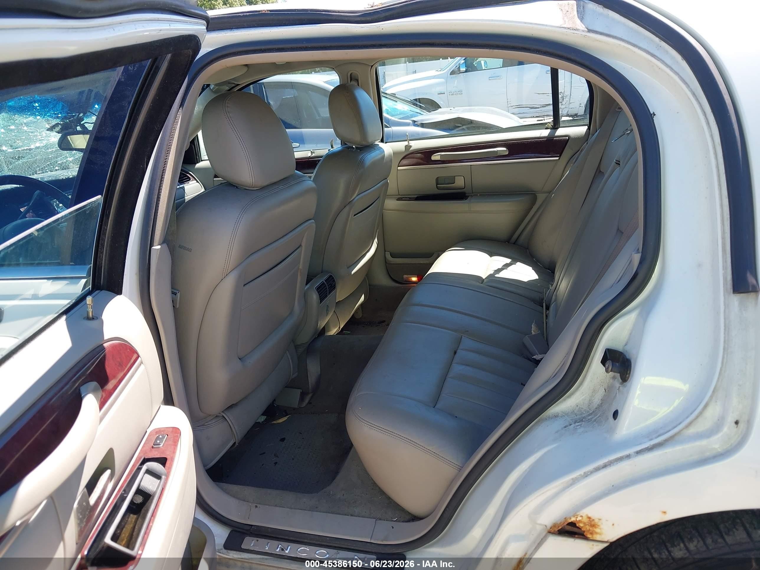 2003 Lincoln Town Car Signature Cream vin: 1LNHM82W93Y653371