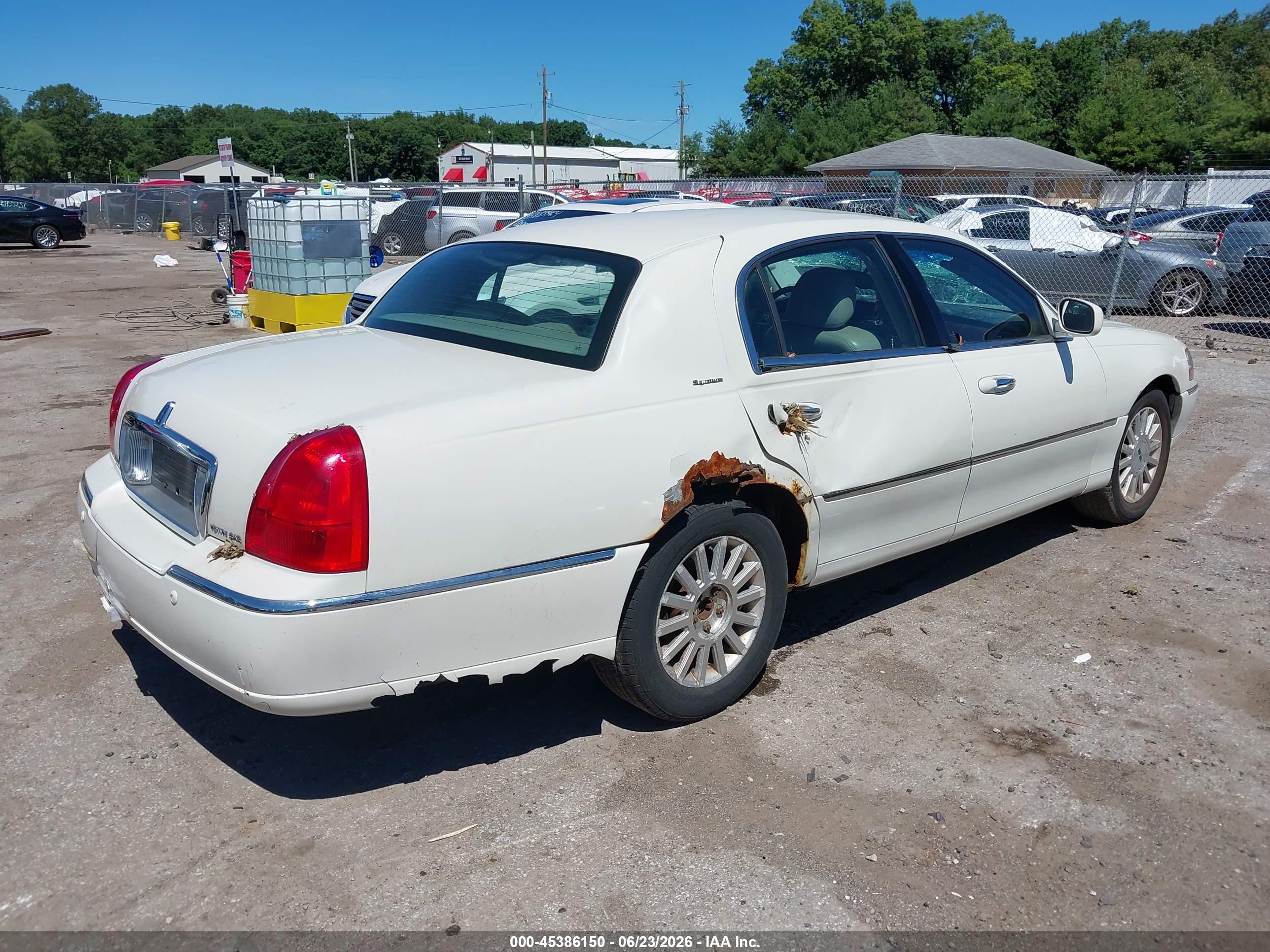 2003 Lincoln Town Car Signature Cream vin: 1LNHM82W93Y653371
