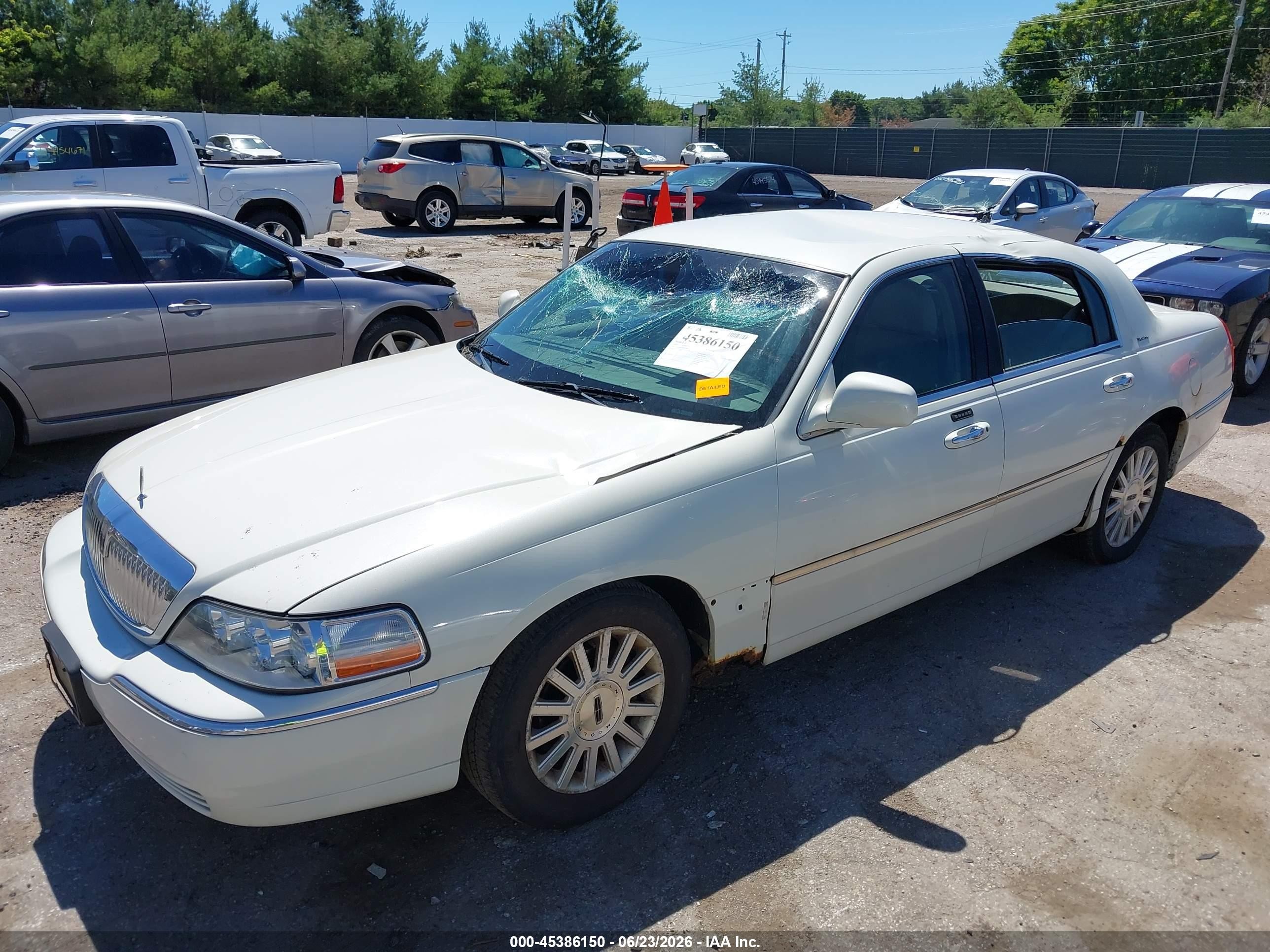 2003 Lincoln Town Car Signature Cream vin: 1LNHM82W93Y653371