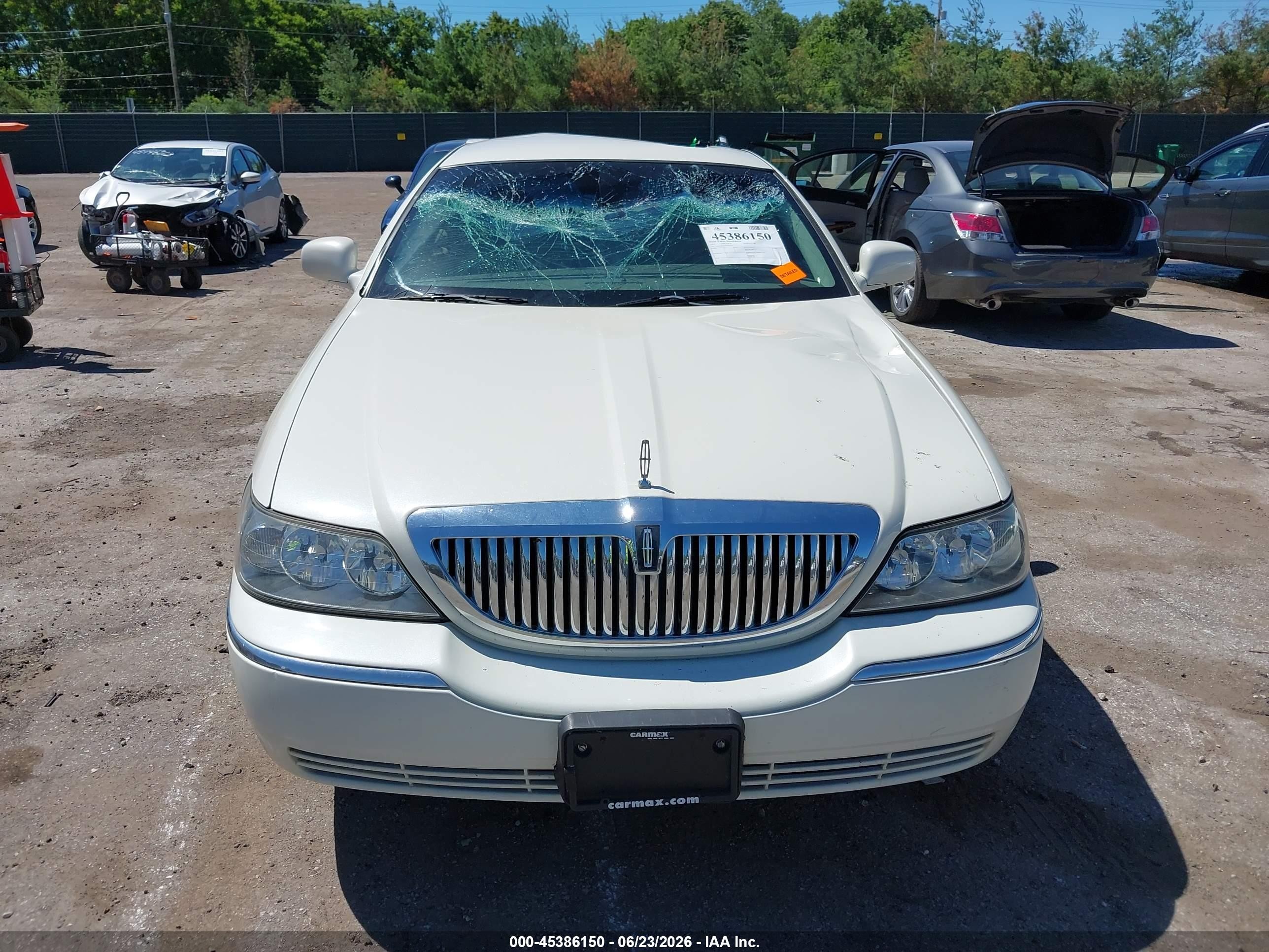 2003 Lincoln Town Car Signature Cream vin: 1LNHM82W93Y653371