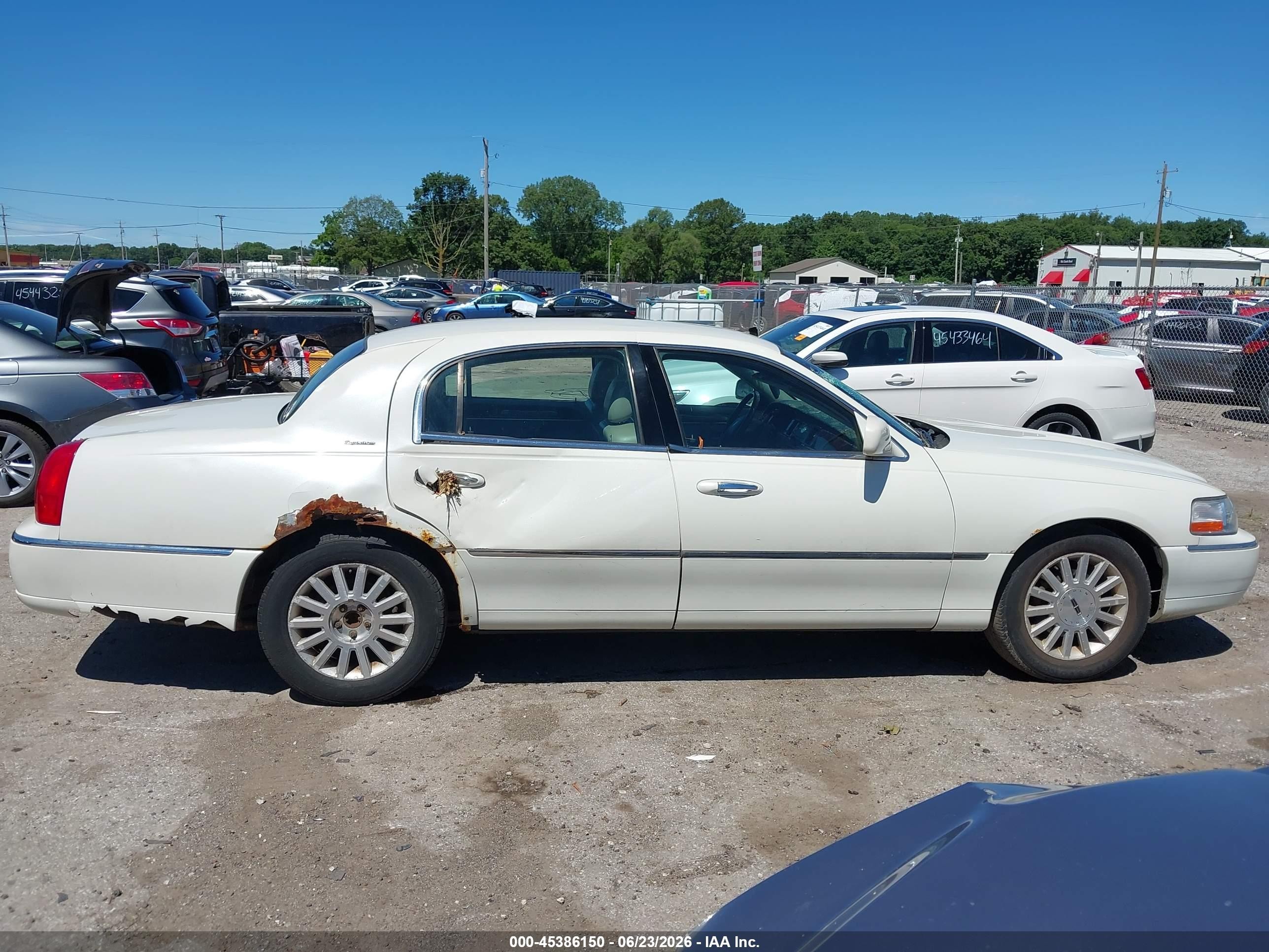 2003 Lincoln Town Car Signature Cream vin: 1LNHM82W93Y653371