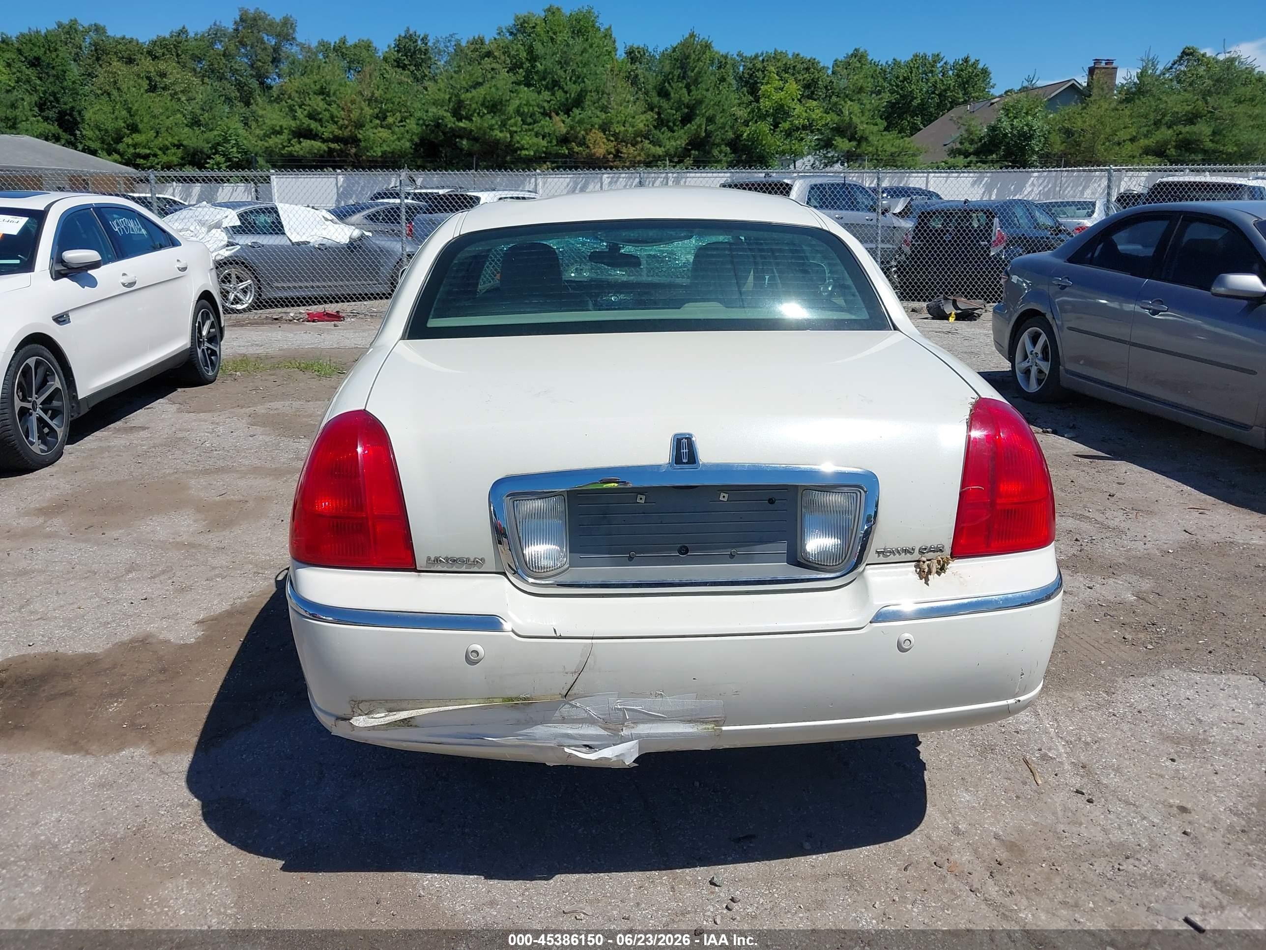 2003 Lincoln Town Car Signature Cream vin: 1LNHM82W93Y653371