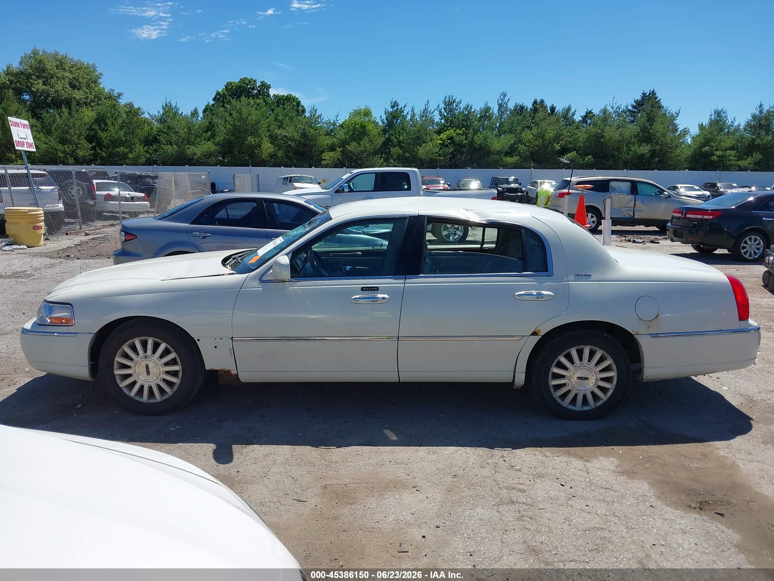 2003 Lincoln Town Car Signature Cream vin: 1LNHM82W93Y653371