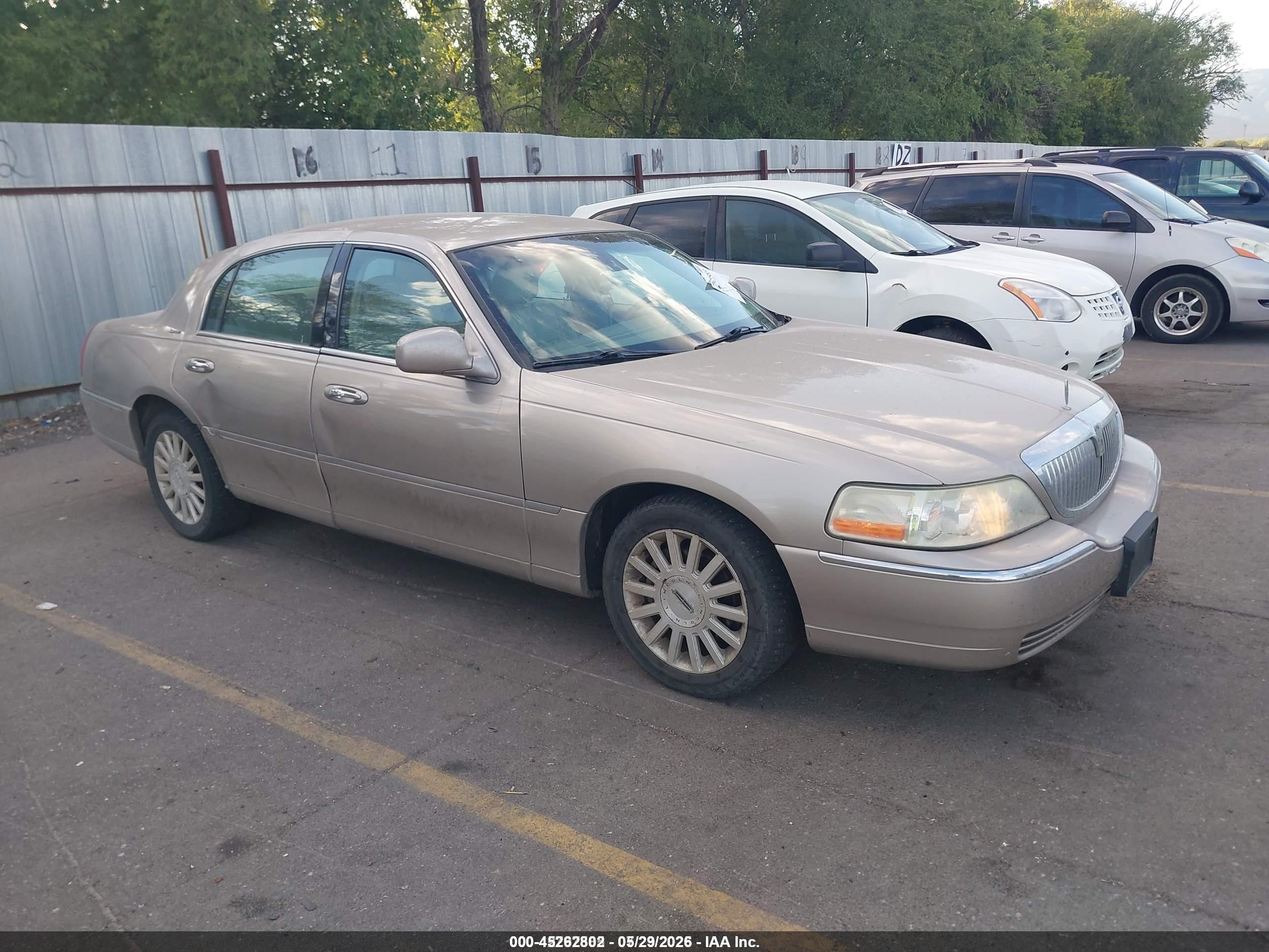 2003 Lincoln Town Car Signature Gold vin: 1LNHM82W93Y696835
