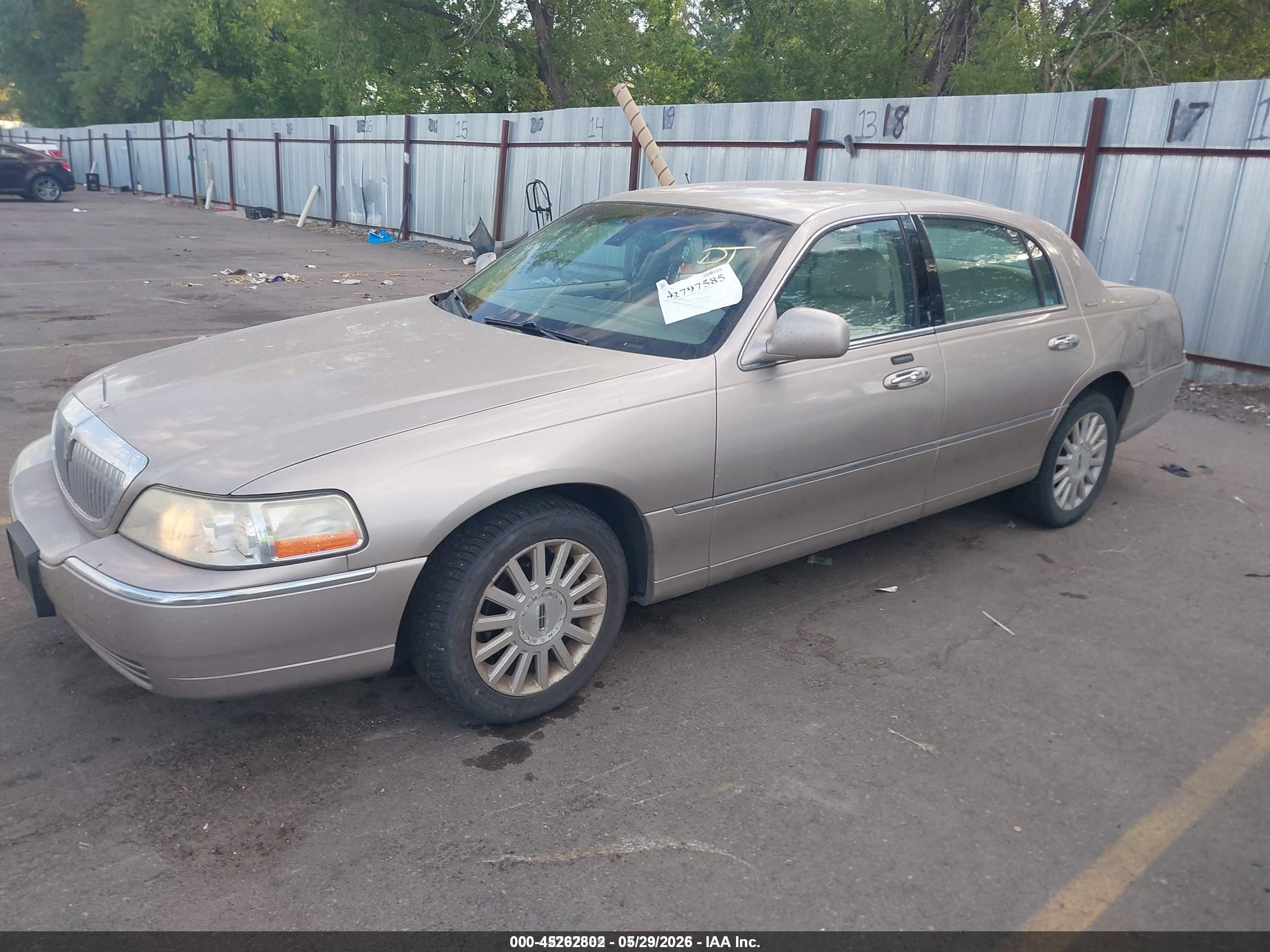2003 Lincoln Town Car Signature Gold vin: 1LNHM82W93Y696835