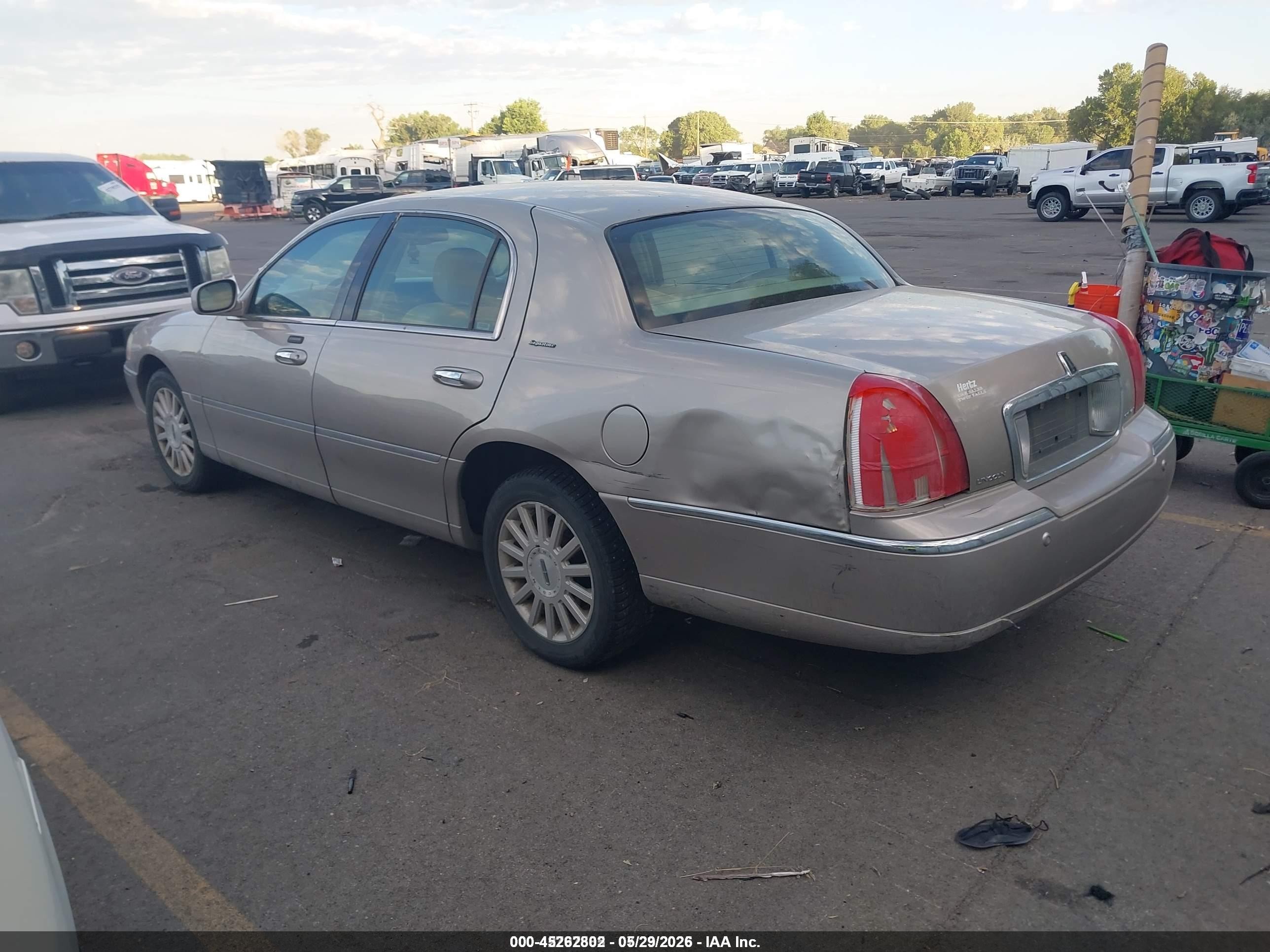 2003 Lincoln Town Car Signature Gold vin: 1LNHM82W93Y696835